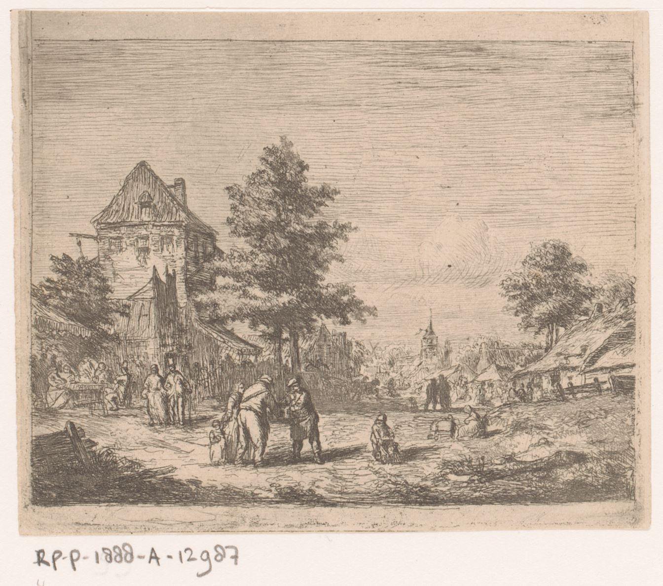 Dorpsgezicht met veel mensen op straat en een kerk op de achtergrond