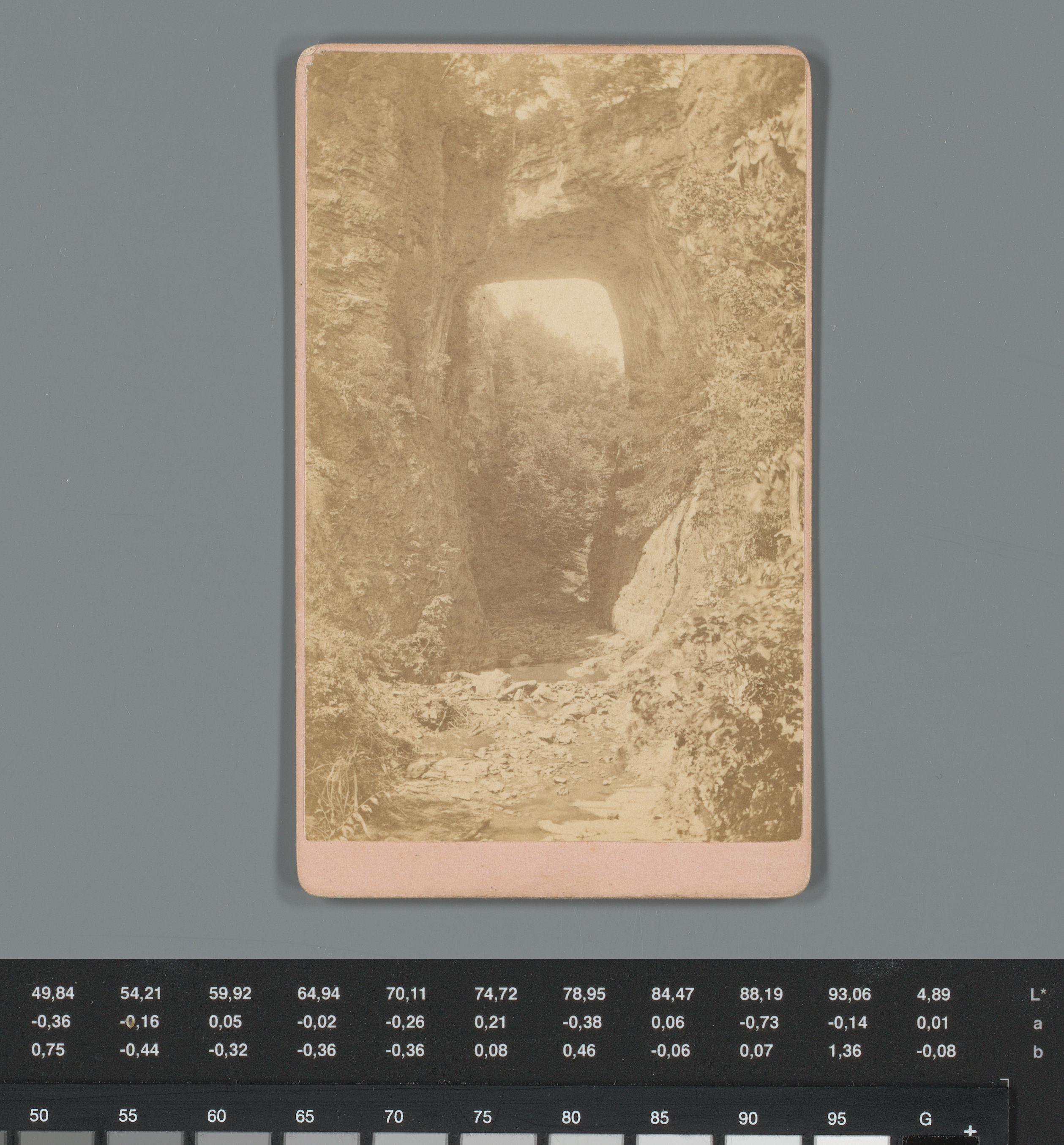 Gezicht op 'Natural Bridge' in Rockbridge County, Virginia, met reclame voor een hotel nabij