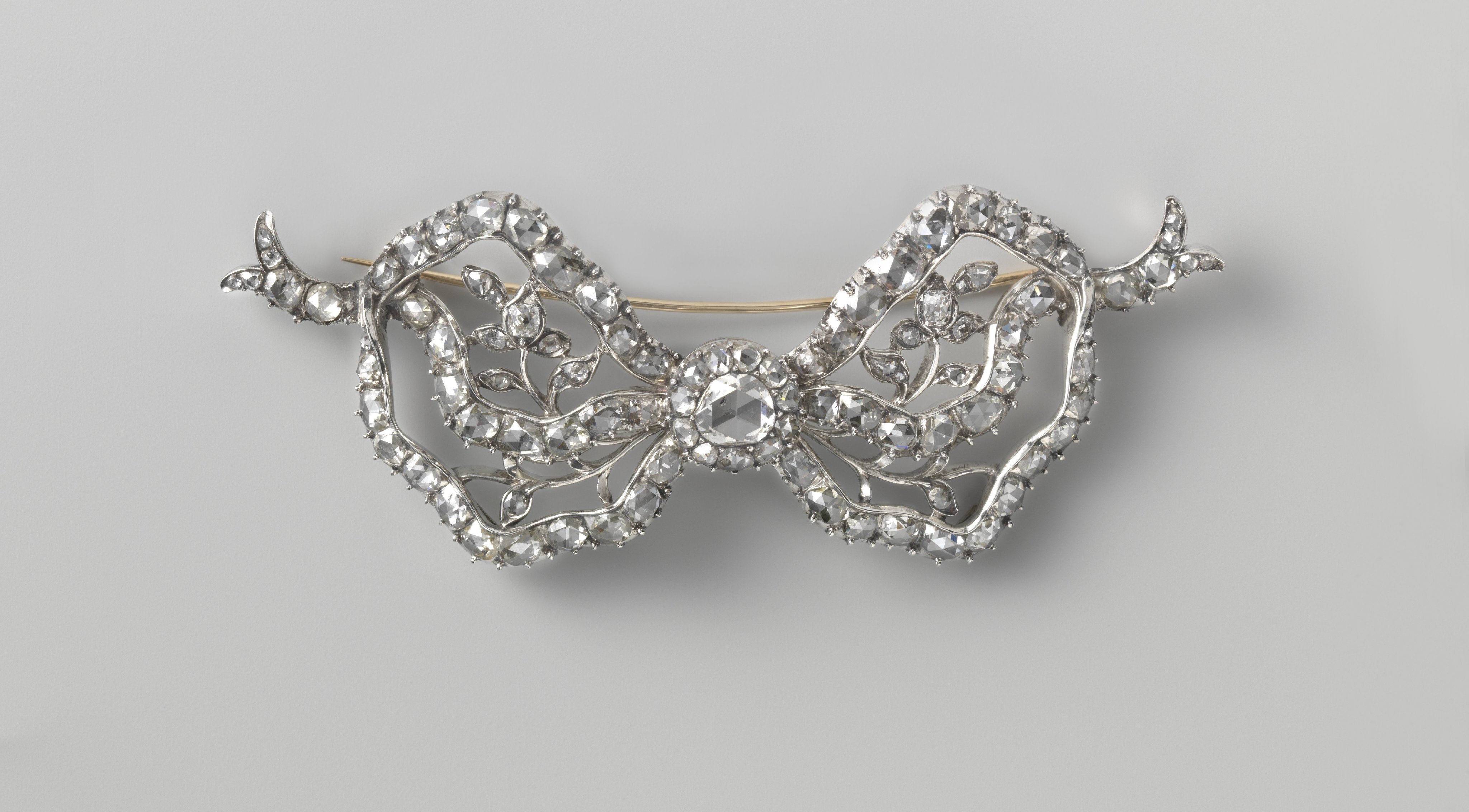 Bow-shaped Brooch
