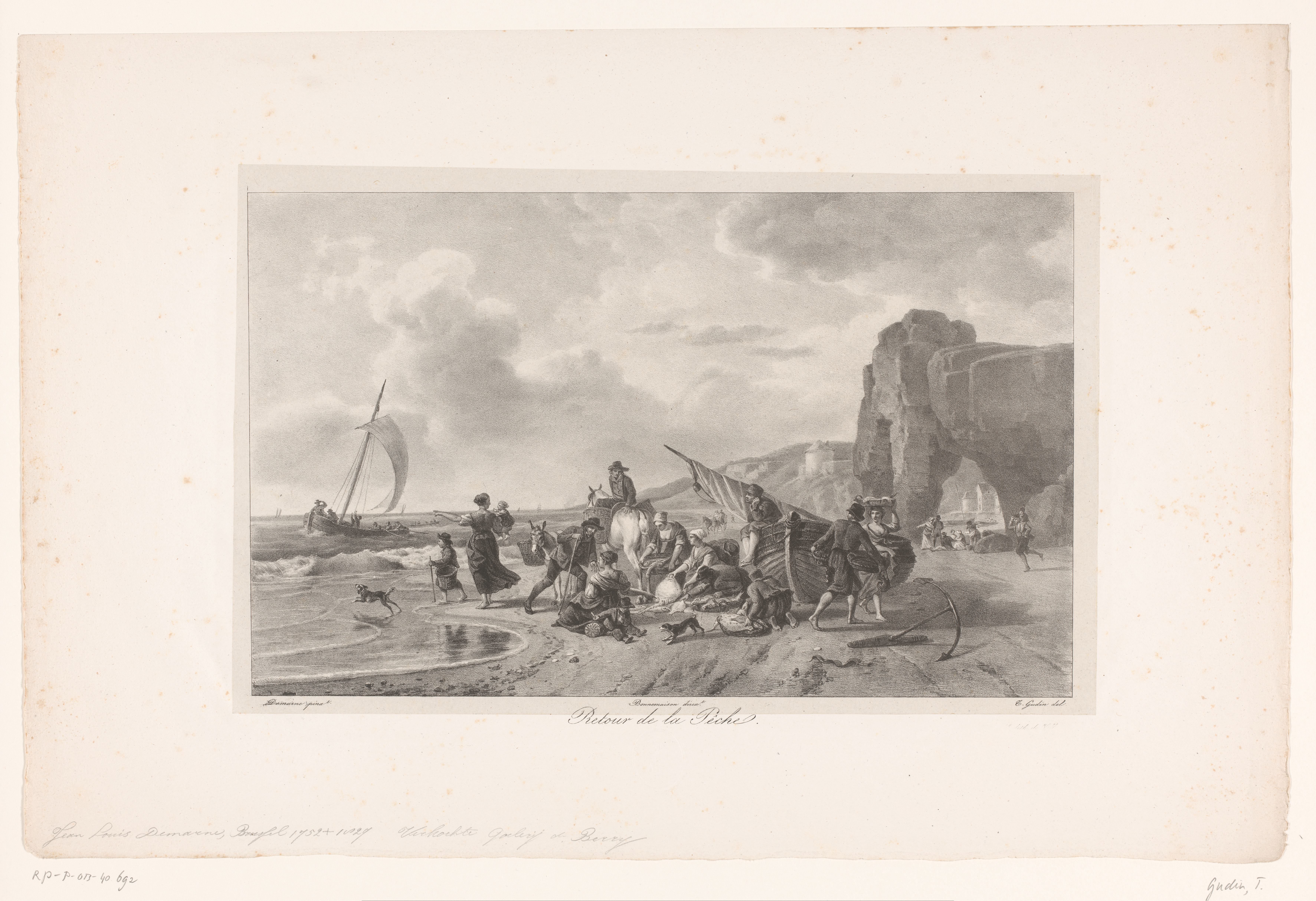 Vissers komen met hun vangst aan op het strand
