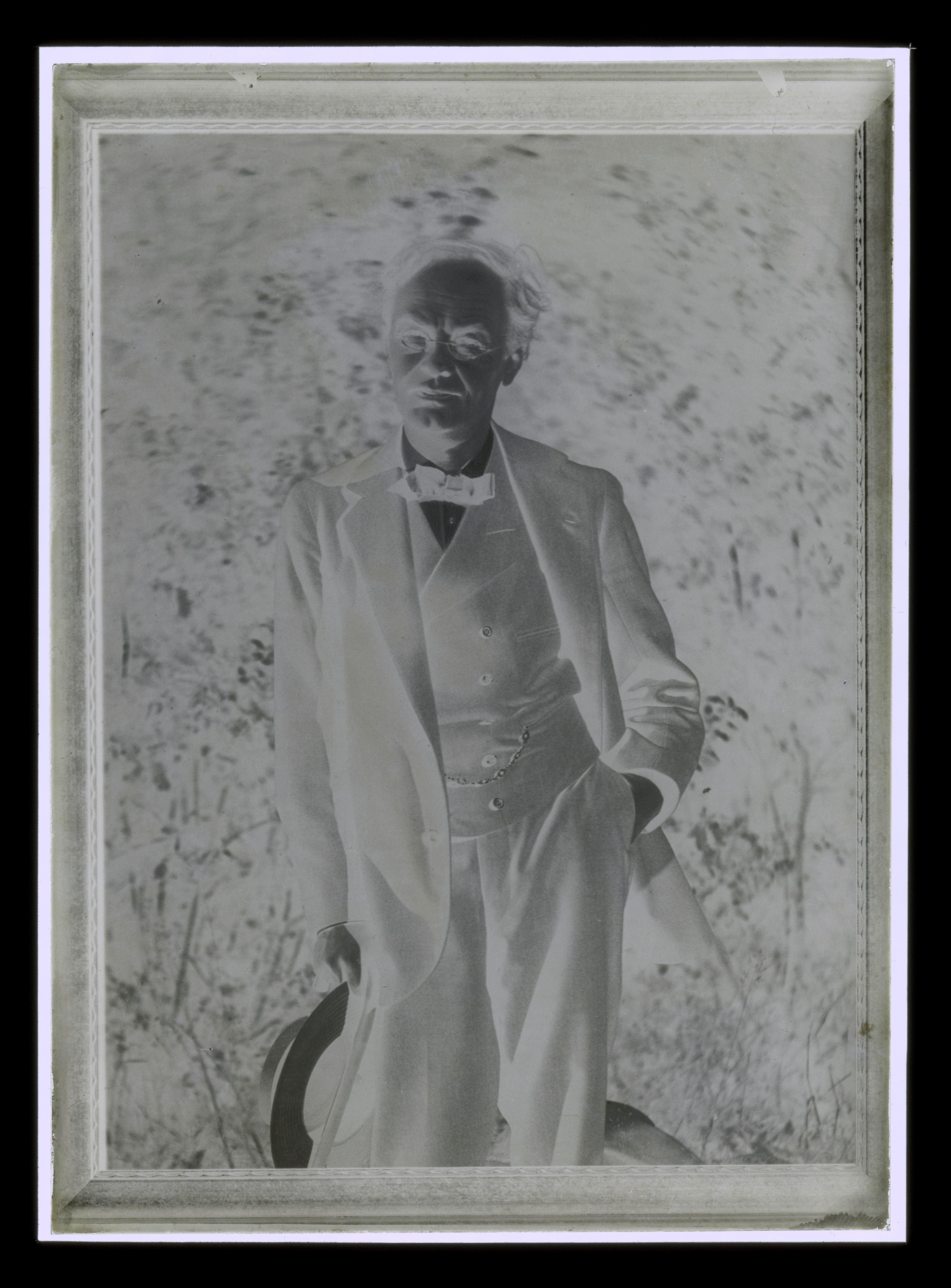 Portret van Alphons Diepenbrock buiten met hoed in de hand