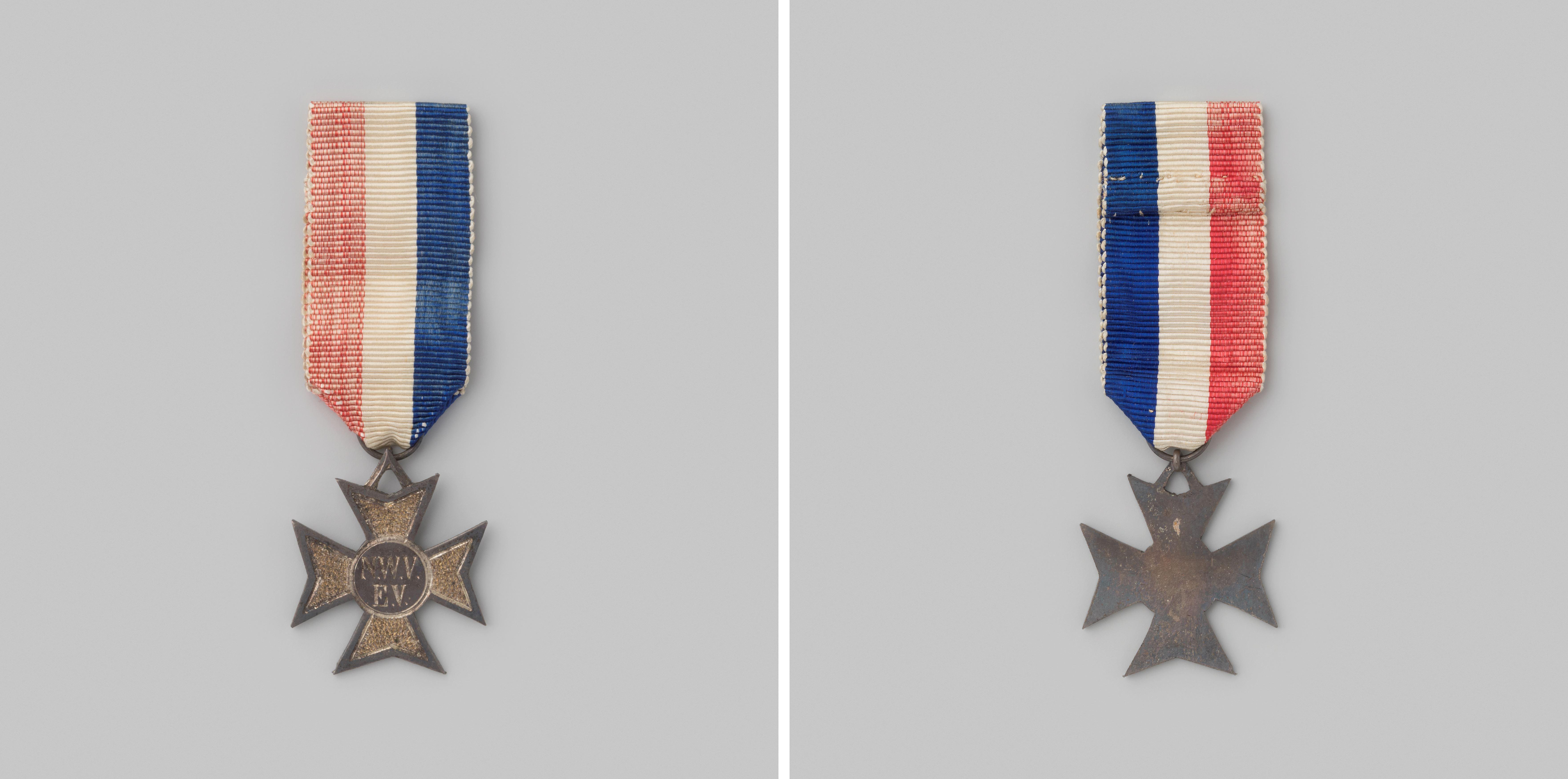Draagteken voor de schutterij, in de vorm van een kruis met de letters N.W.V.E.V.