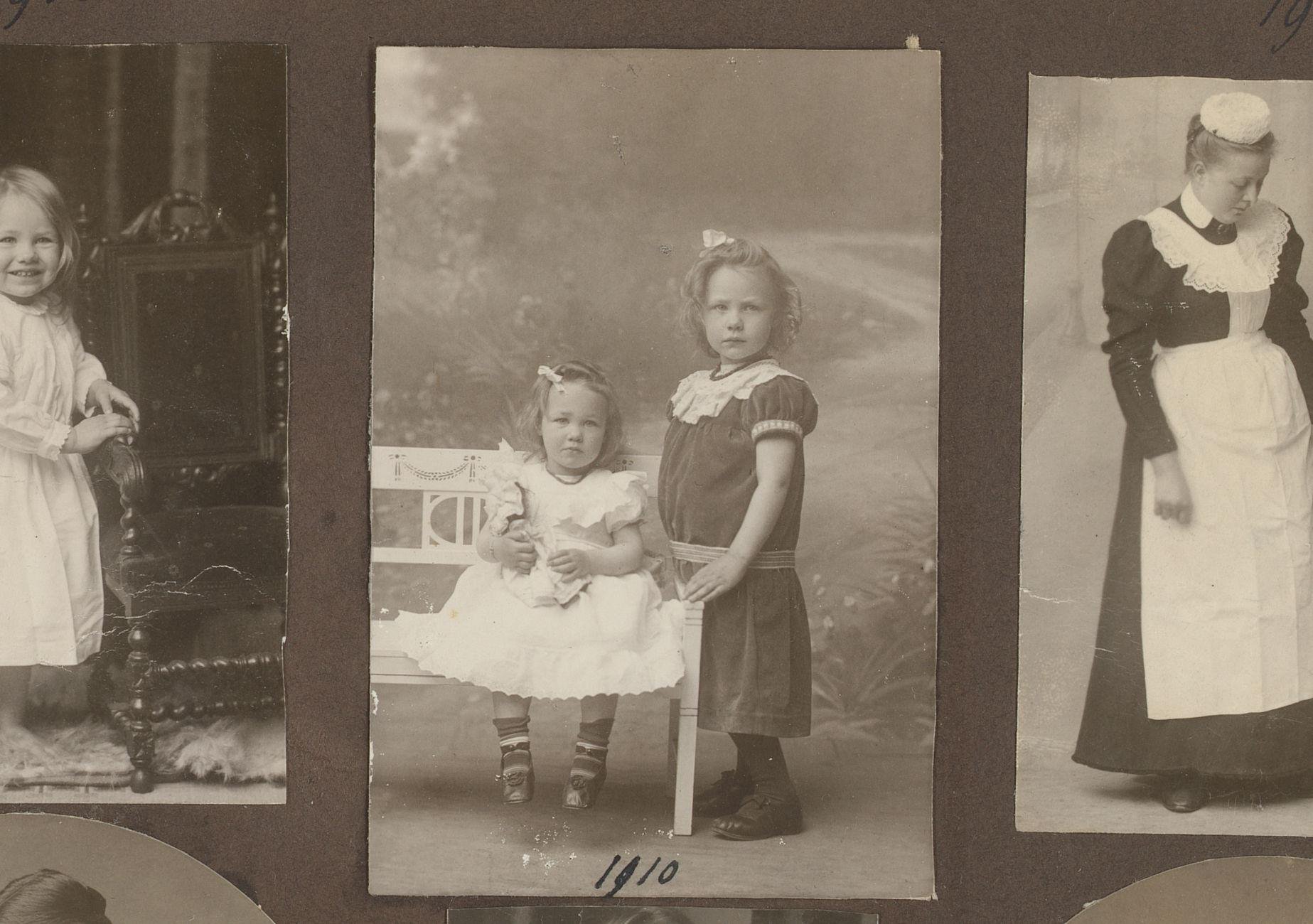 Portret van Thea Diepenbrock zittend op een houten bank met en Joanna Diepenbrock staand ernaast