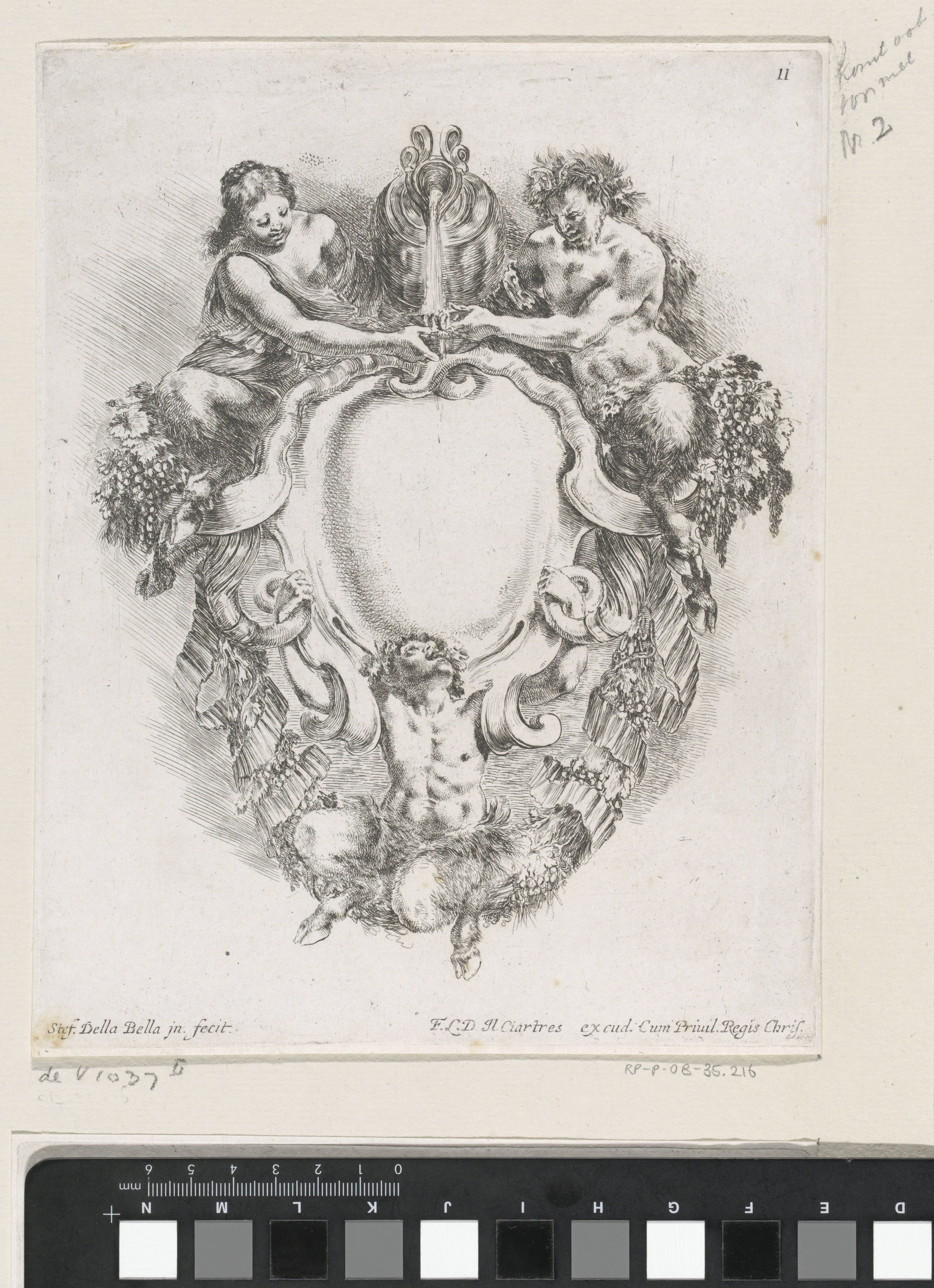 Cartouche met twee mannelijke en een vrouwelijke sater en een kruik met wijn