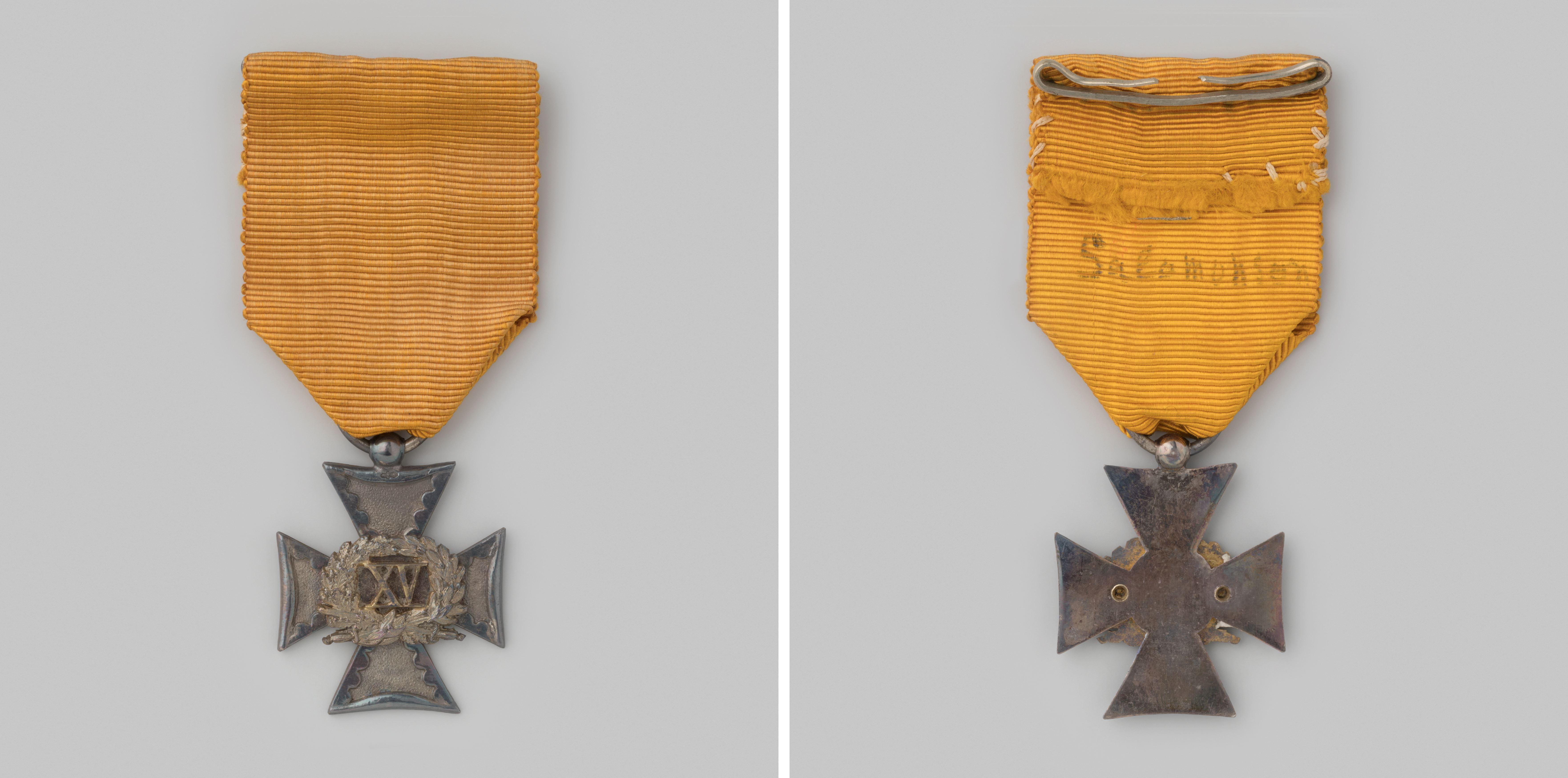 Ereteken (vierarmig kruis) voor eervolle, langdurige en werkelijke dienst bij de schutterij als officier, vijftien dienstjaren, gedragen door J.L. Salomonson Hzn, kapitein te Amsterdam
