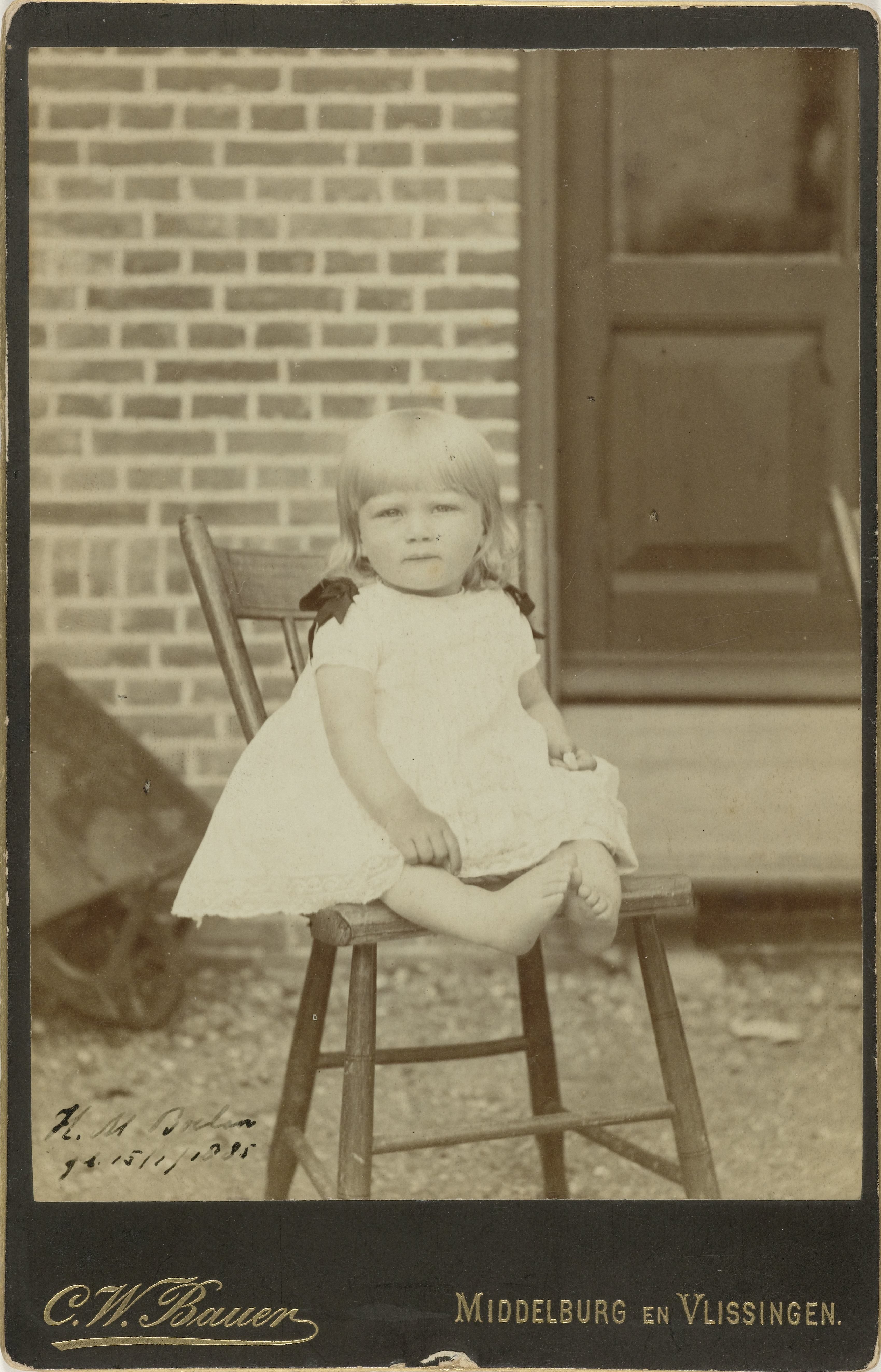 Portret van Herman Marius Boelen (geboren 1885) als baby op een kruk