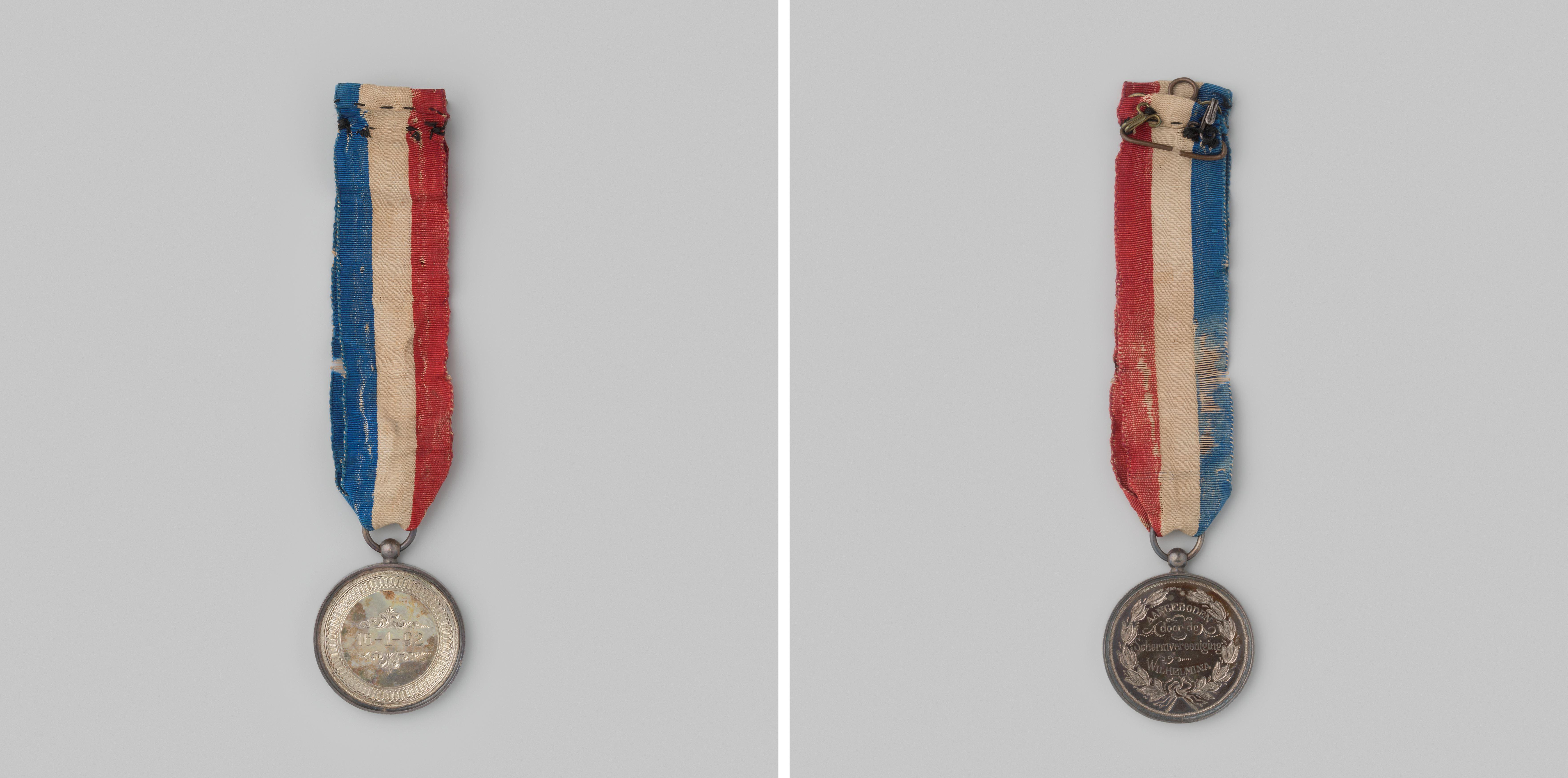 Herinneringspenning aangeboden door de schermvereniging Wilhelmina, vereniging van onderofficieren van de schutterij te Amsterdam
