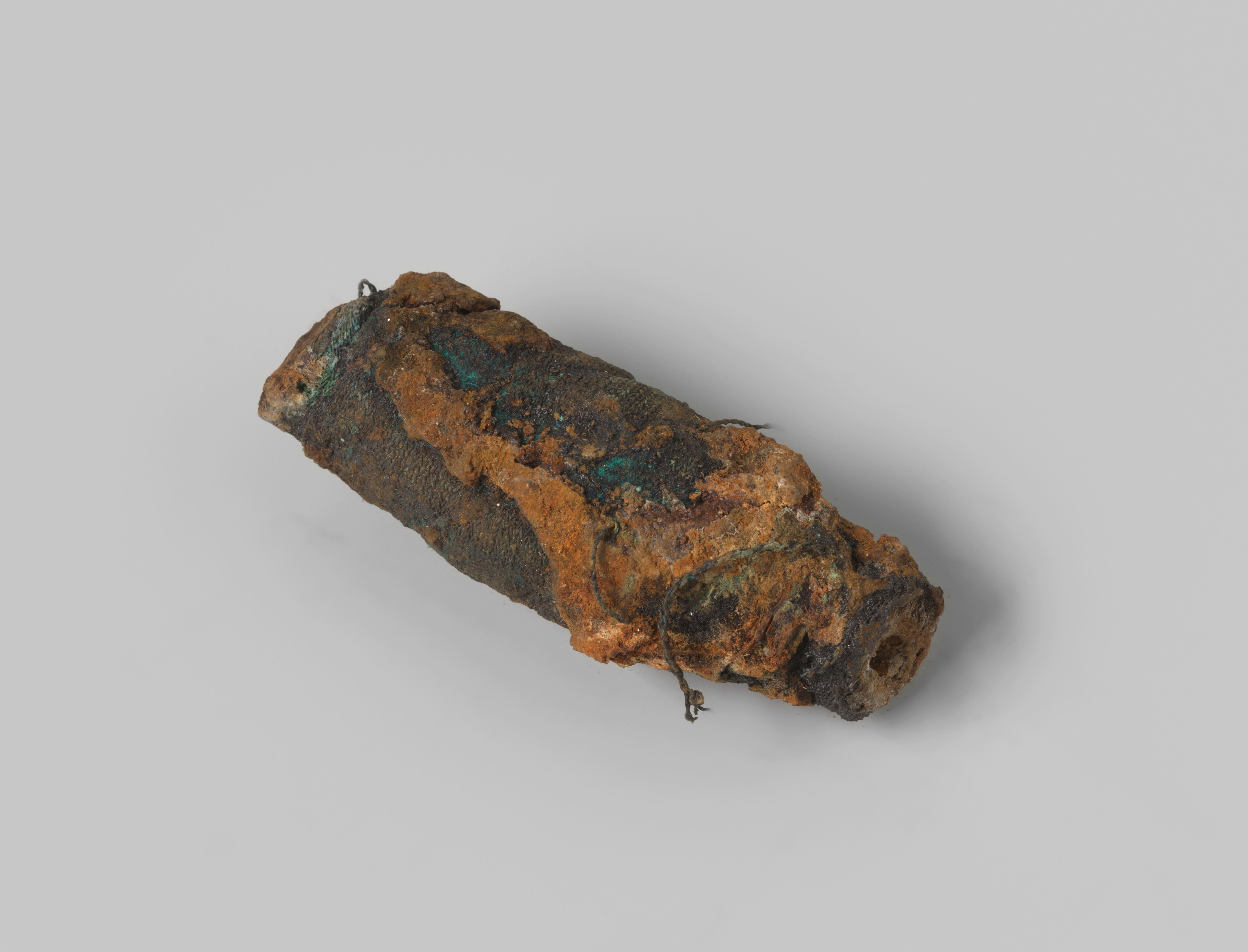 Greep met concretie van een gevest uit het wrak van de Oost-Indiëvaarder Hollandia
