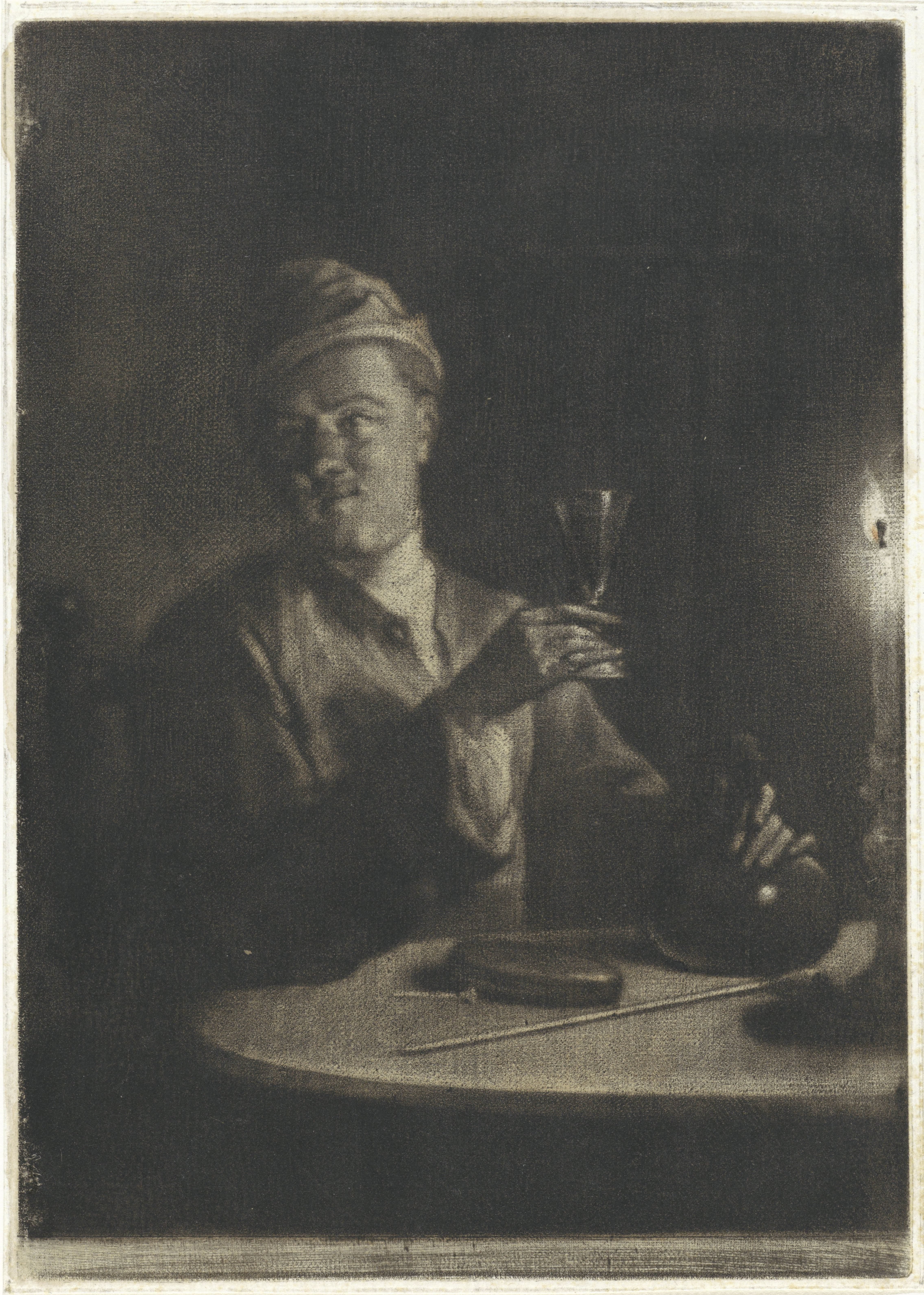 Man met opgeheven glas