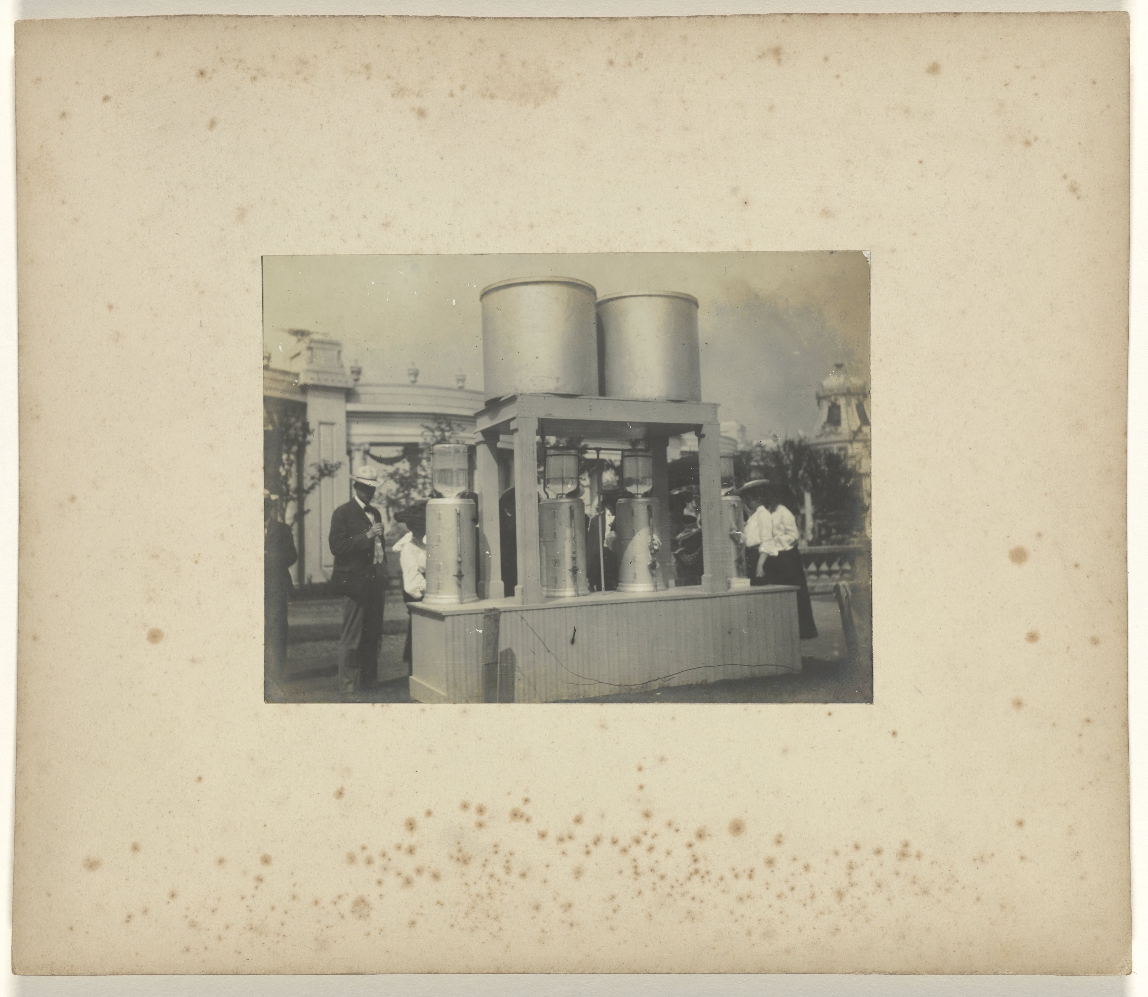 Jan C. Schüller bij een watermachine op de wereldtentoonstelling in St. Louis (Louisiana Purchase Exposition), 1904