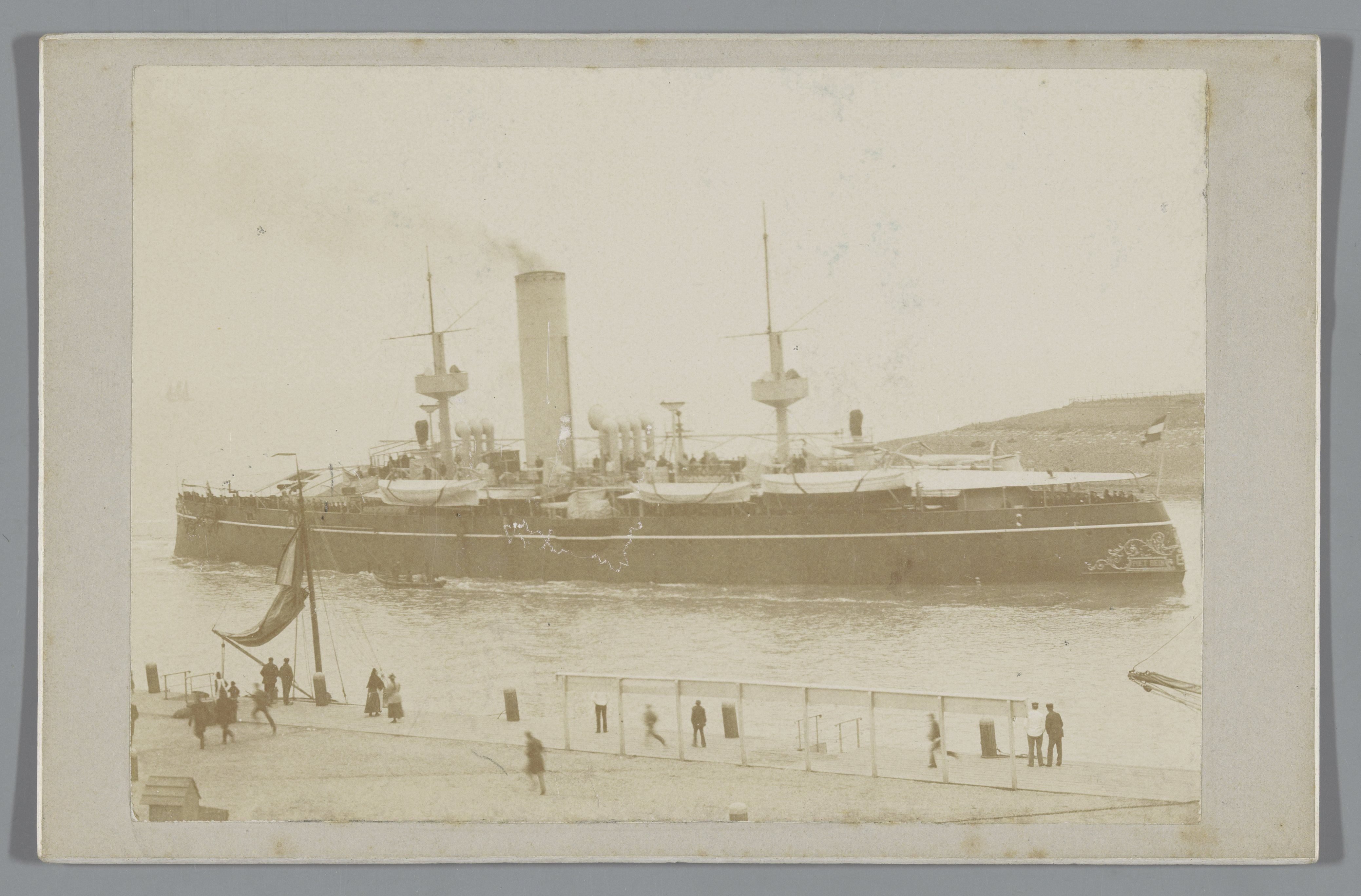 Pantserschip Hr. Ms. Piet Hein in de haven van Den Helder