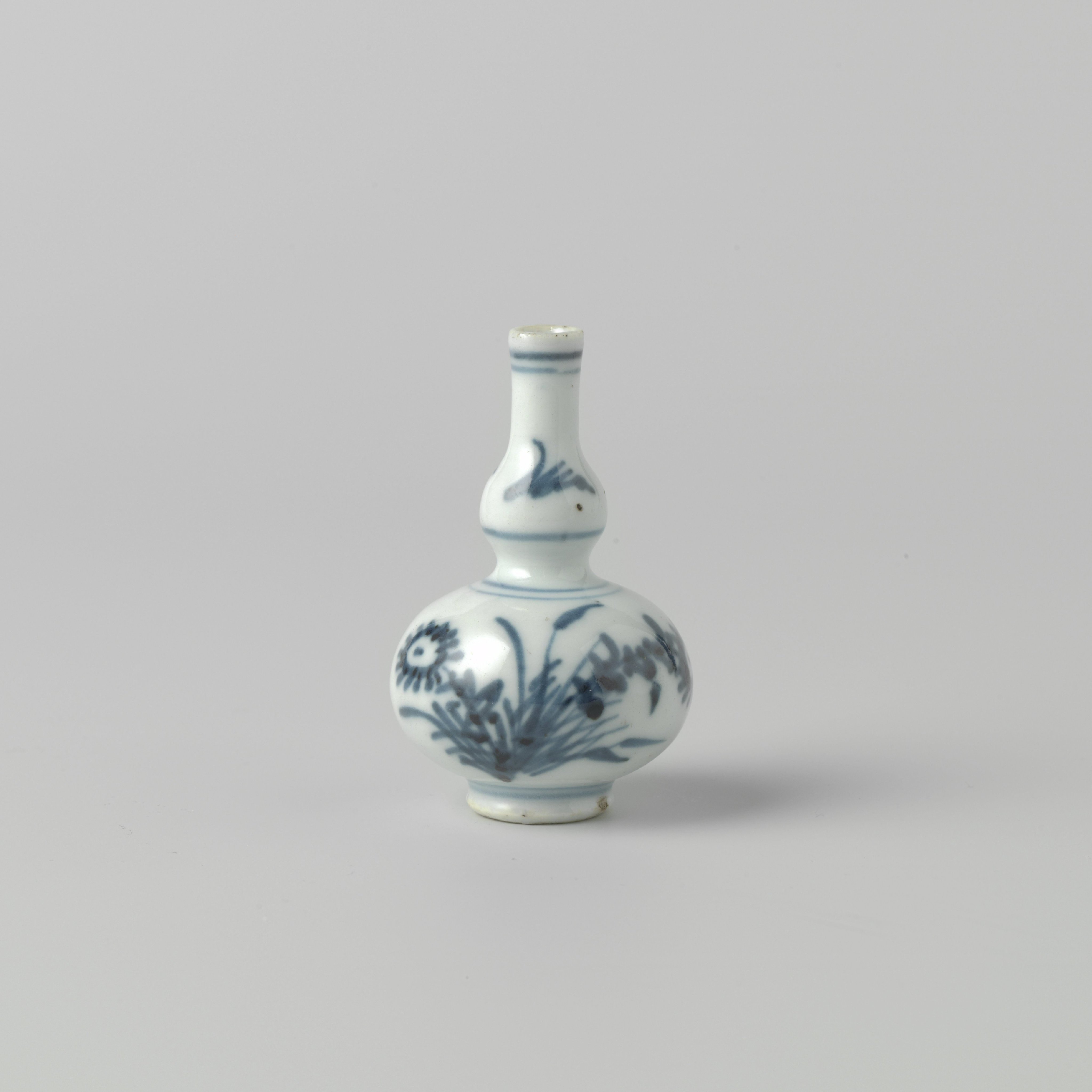 Miniature double gourd-shaped vase with flower sprays