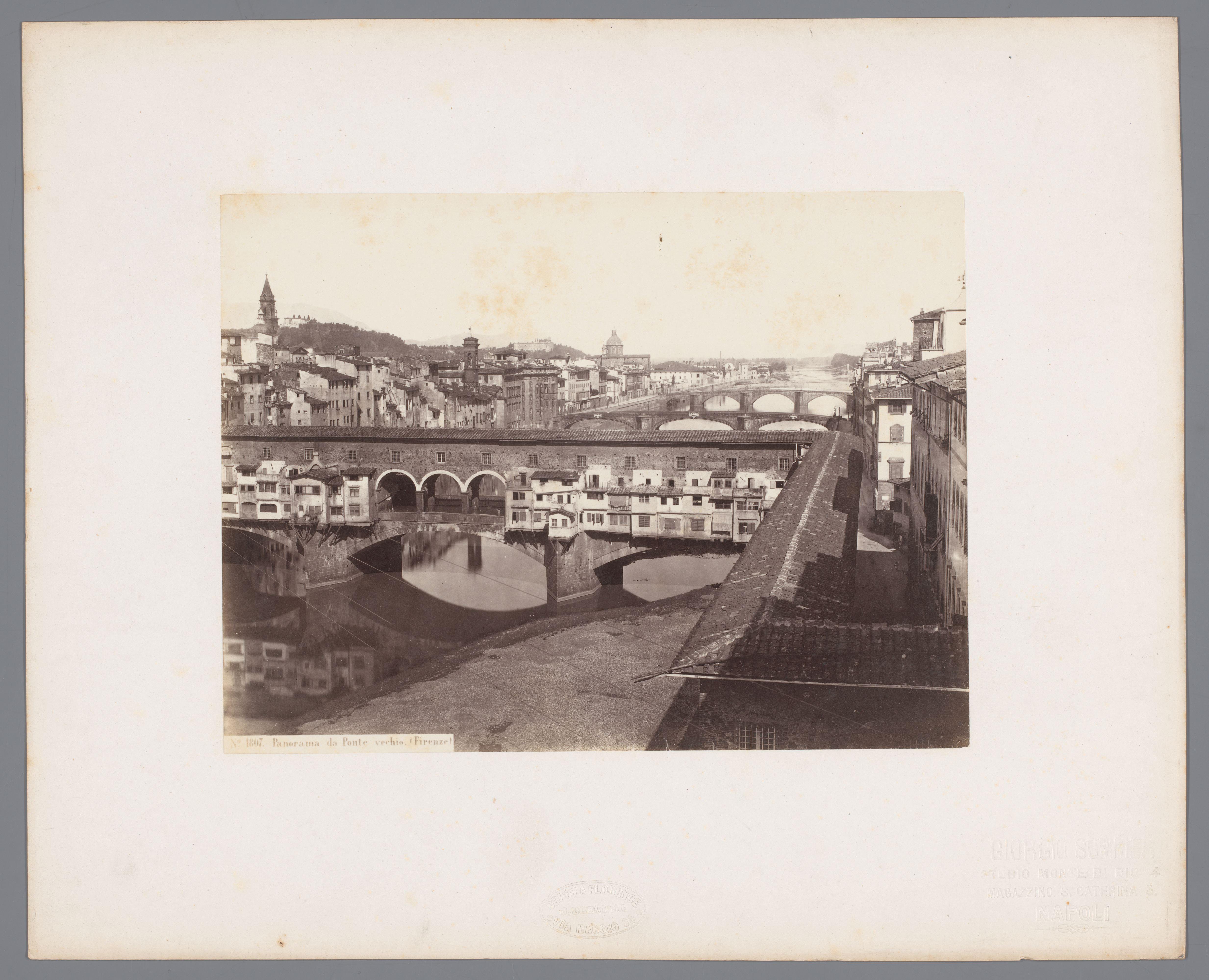 Gezicht op de Arno en de Ponte Vecchio te Florence, Italië