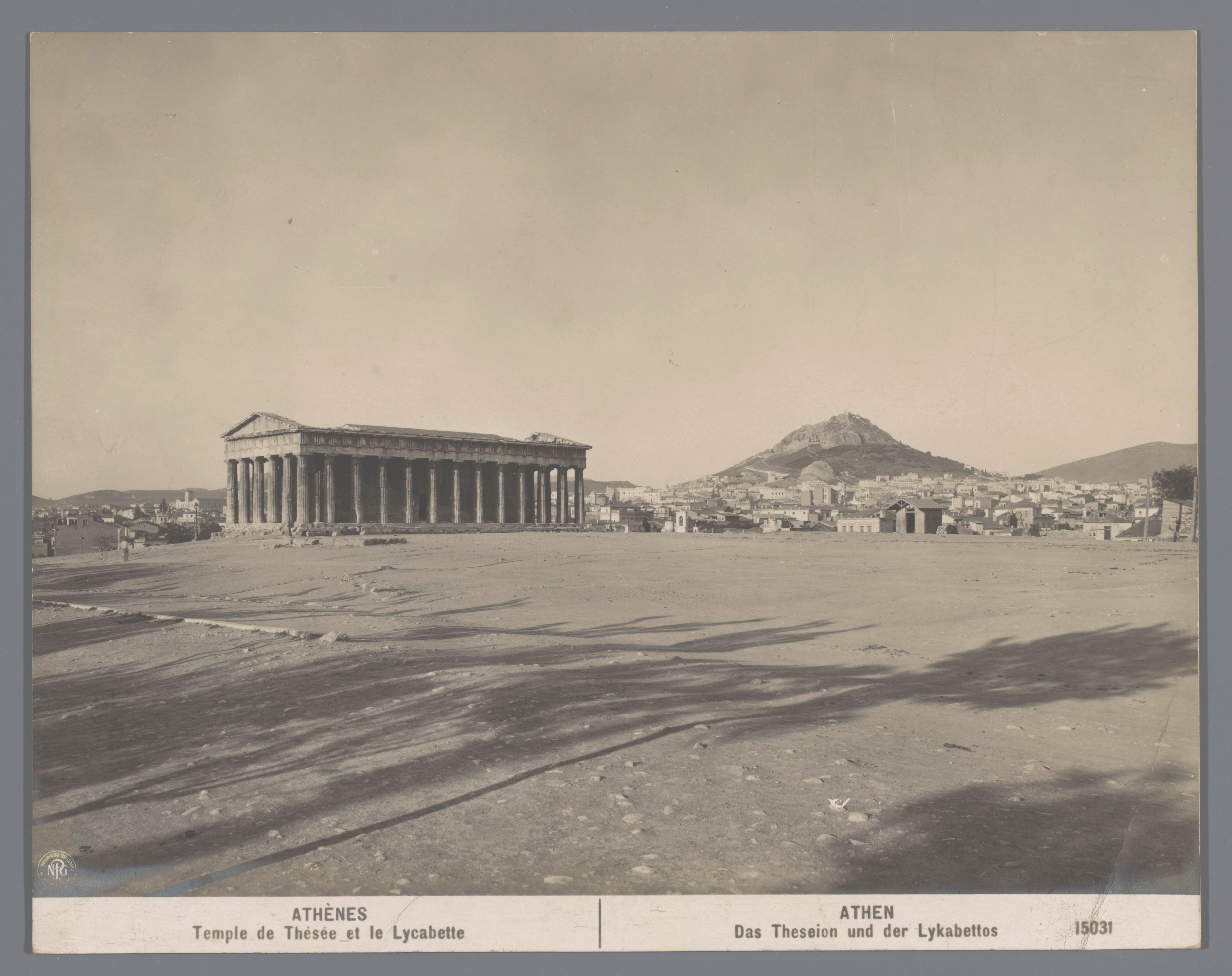 Tempel van Hephaistos en de Lykabettos te Athene