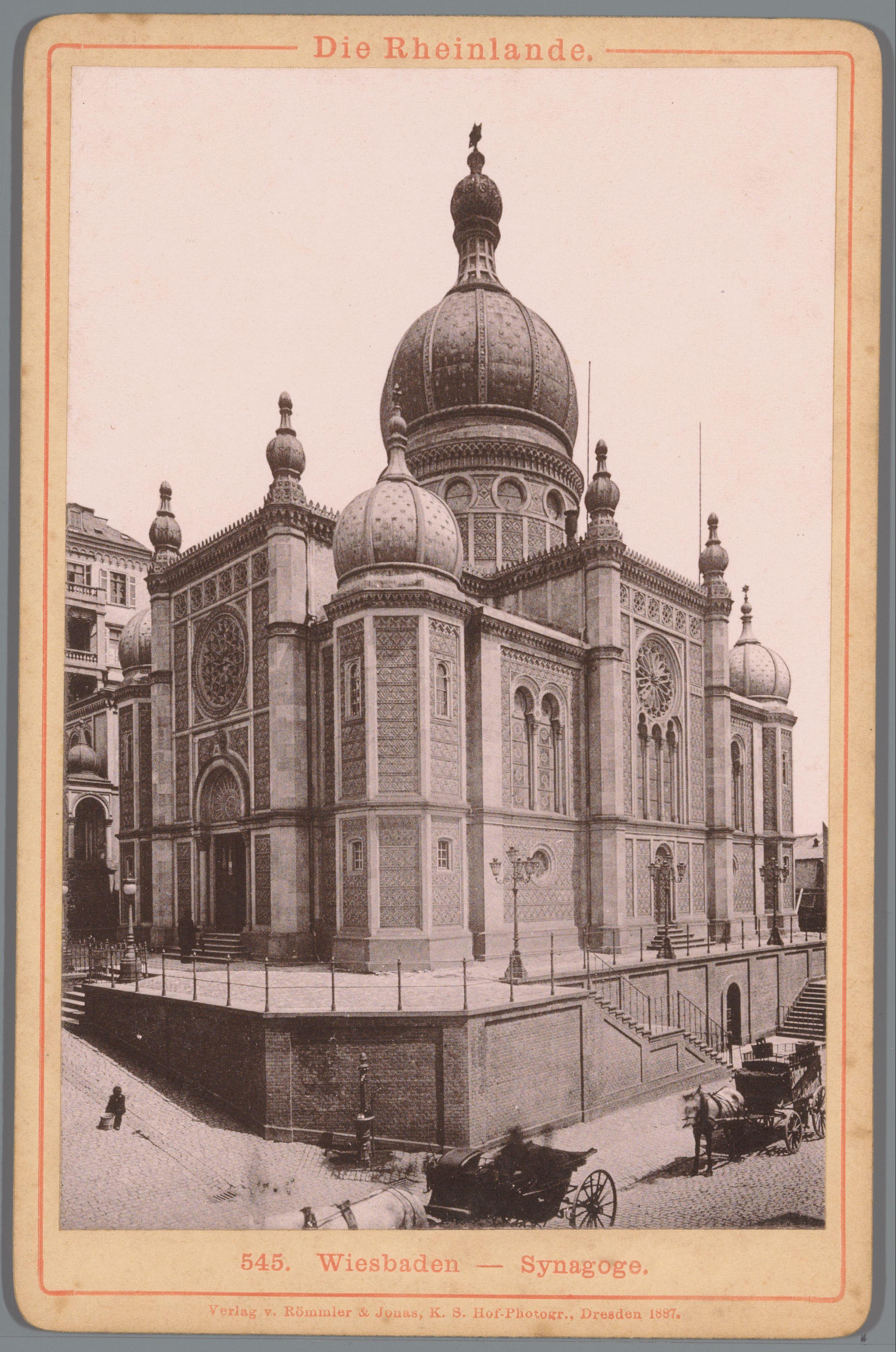 Gezicht op de synagoge in Wiesbaden