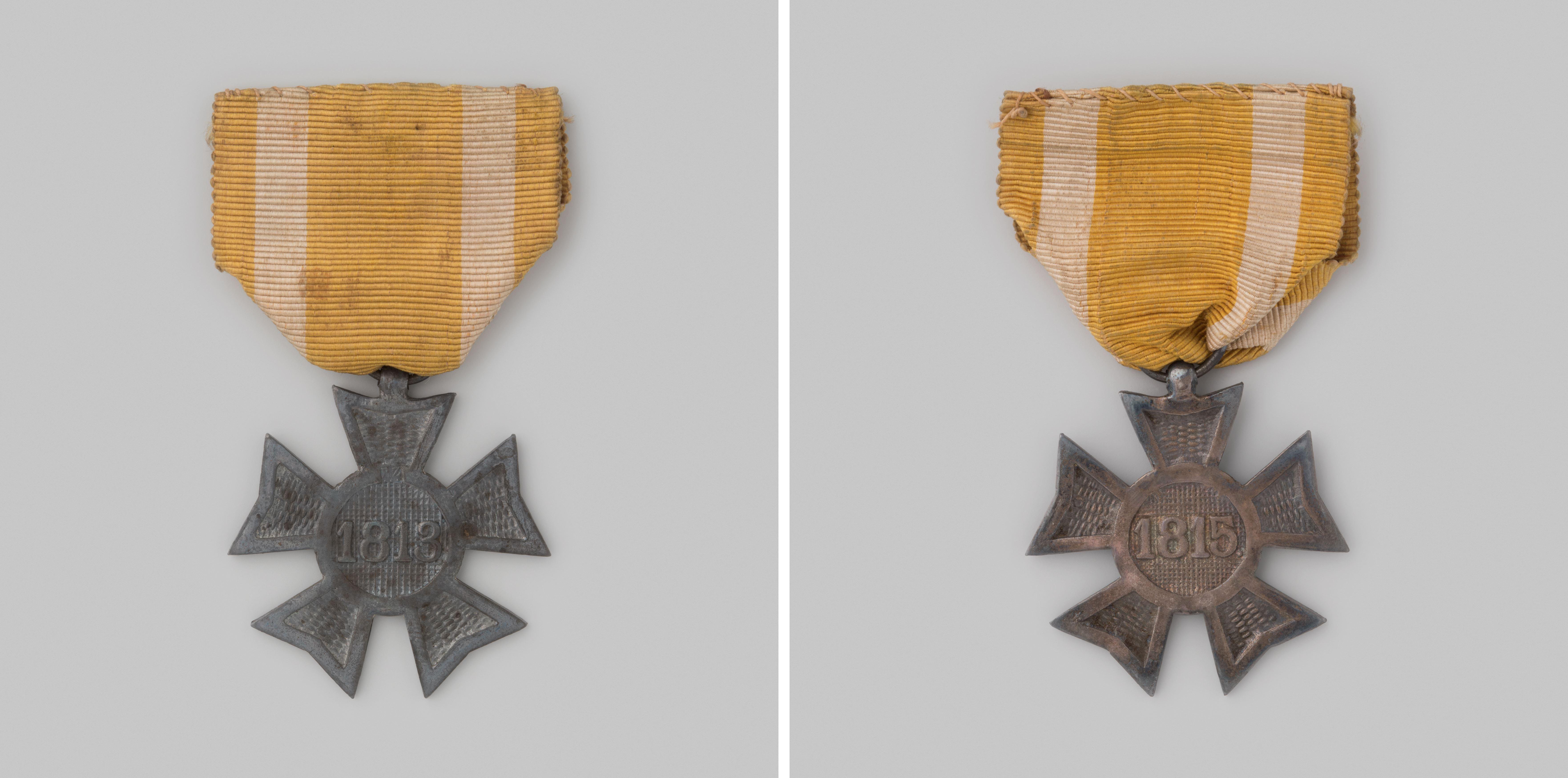 Zilveren kruis, ereteken voor de krijgsverrichtingen in 1813-1815, toegekend aan R.J. Solkamans, korporaal van de Nationale garde tijdens het beleg van Naarden in 1813