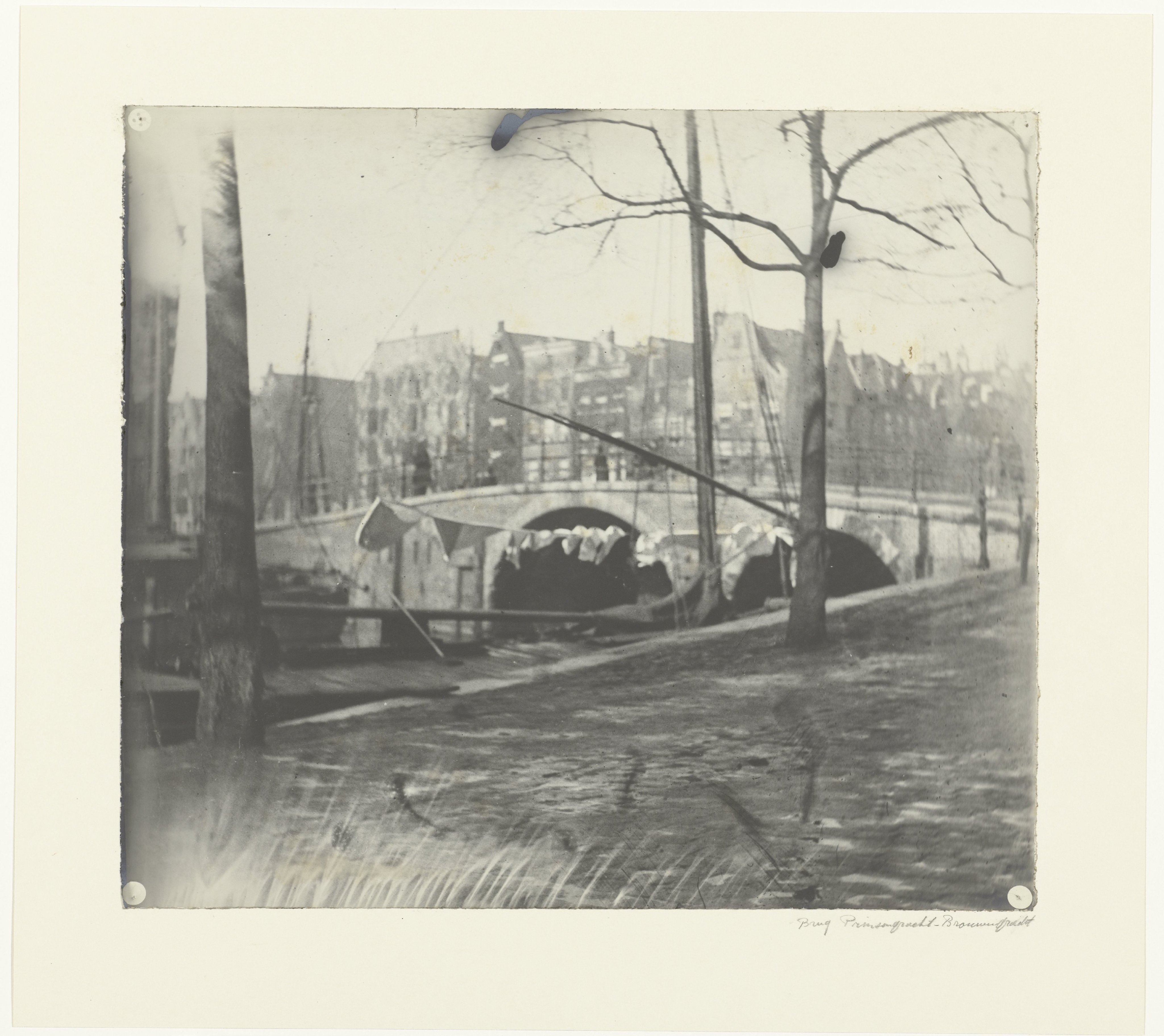 Gezicht op de brug tussen de Prinsengracht en de Brouwersgracht in Amsterdam