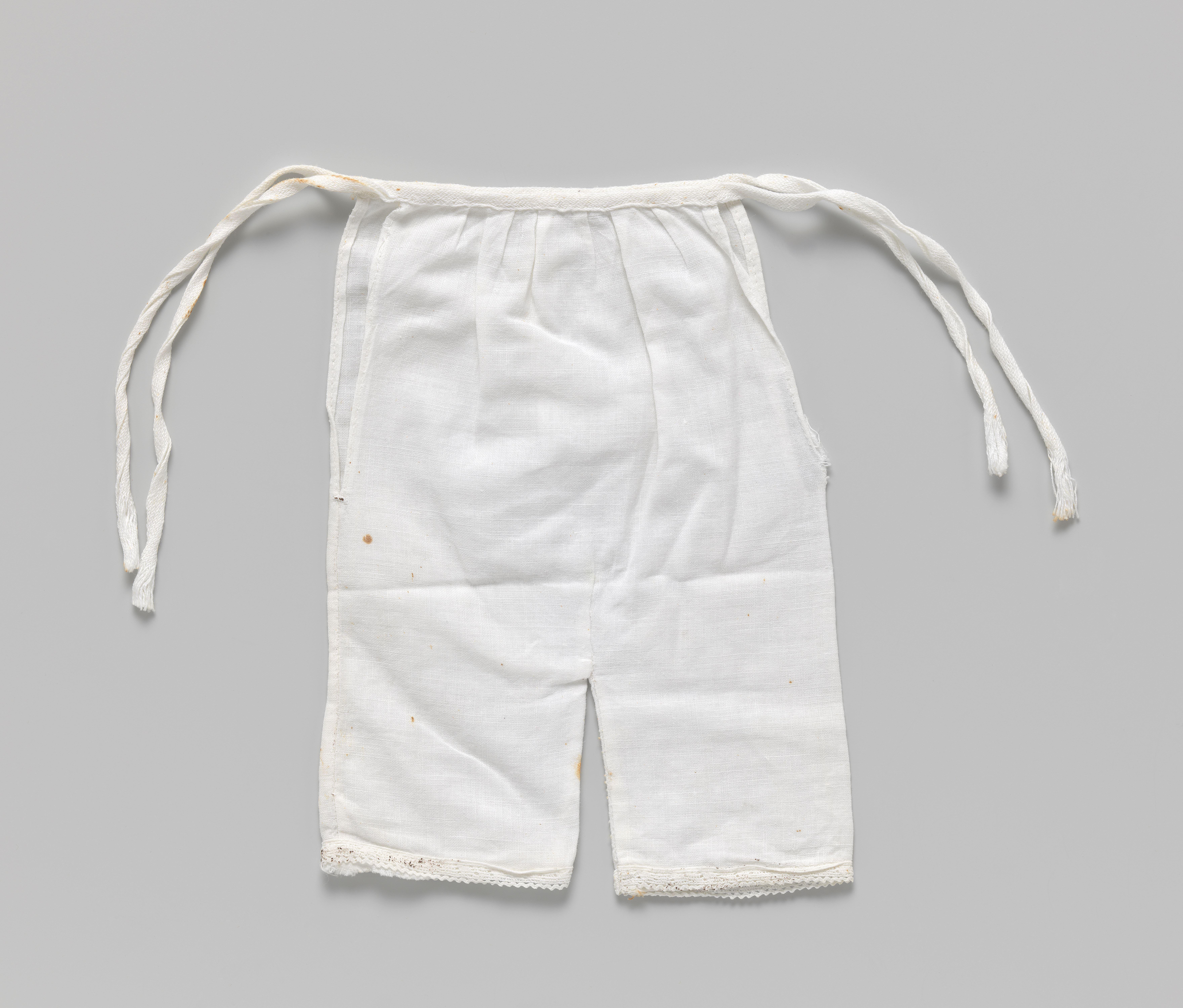 Broek met lange pijpen en versierd met stroken
