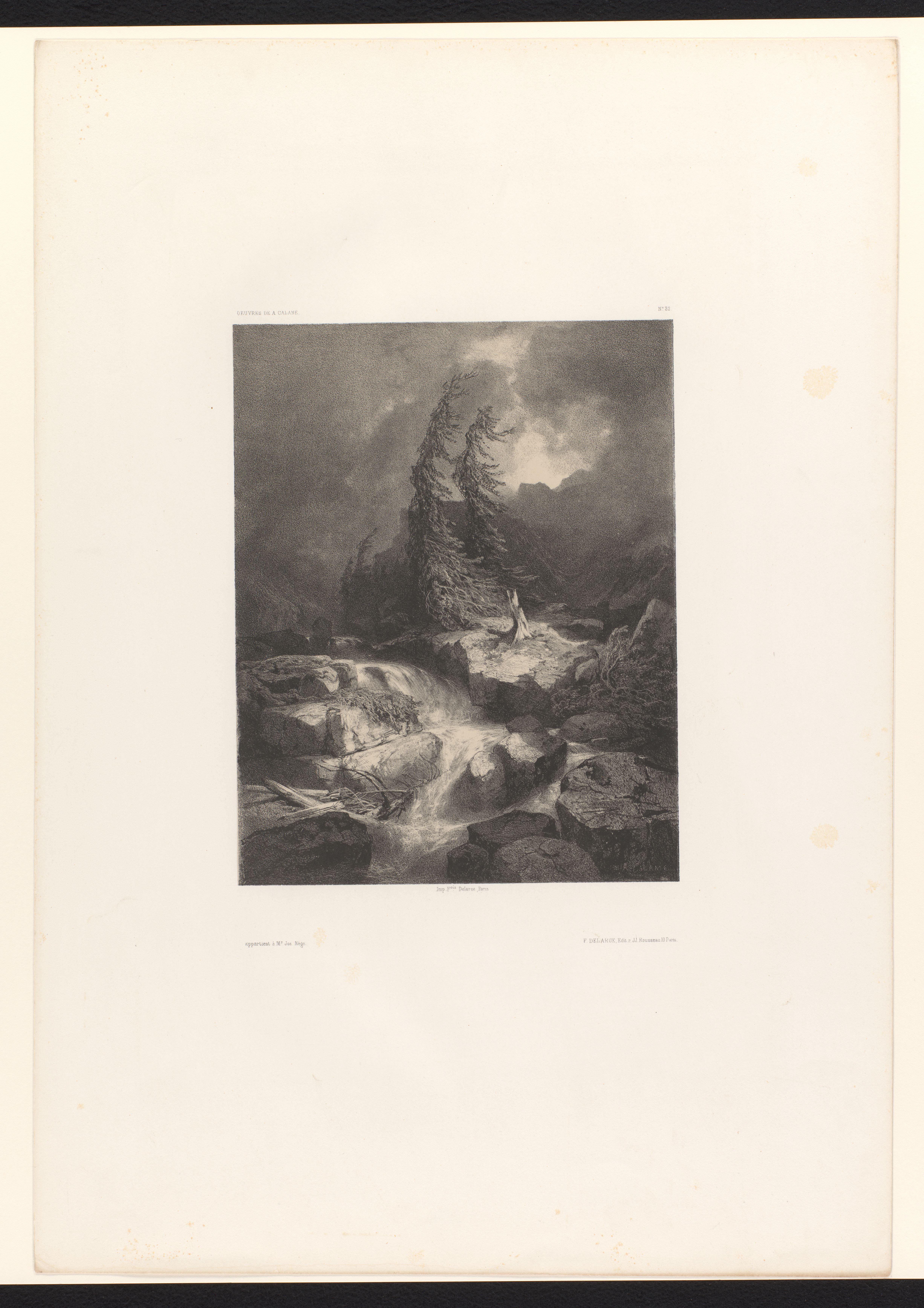 Berglandschap met naaldbomen, beek en regenwolken