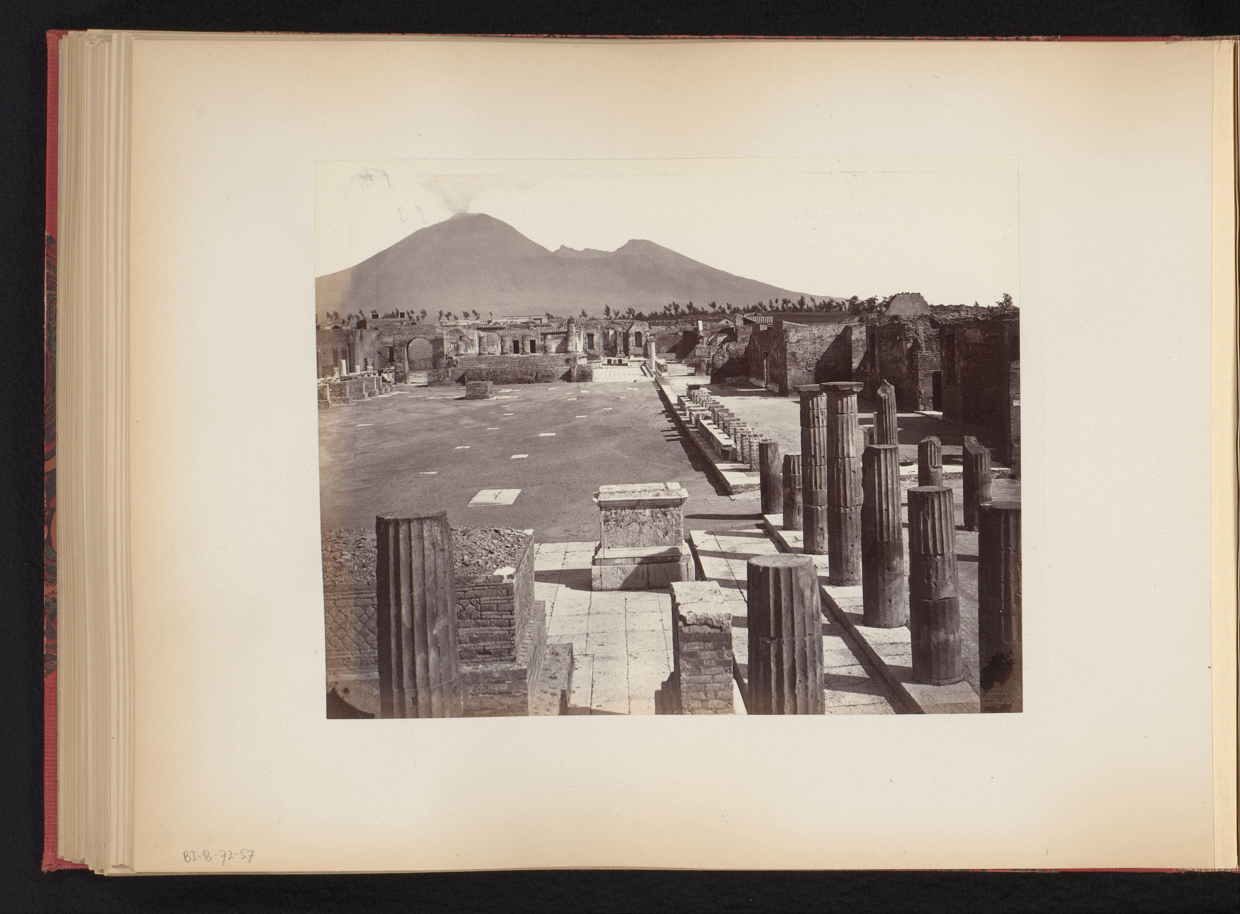 Gezicht op het Piazza del Foro te Pompeï, Italië
