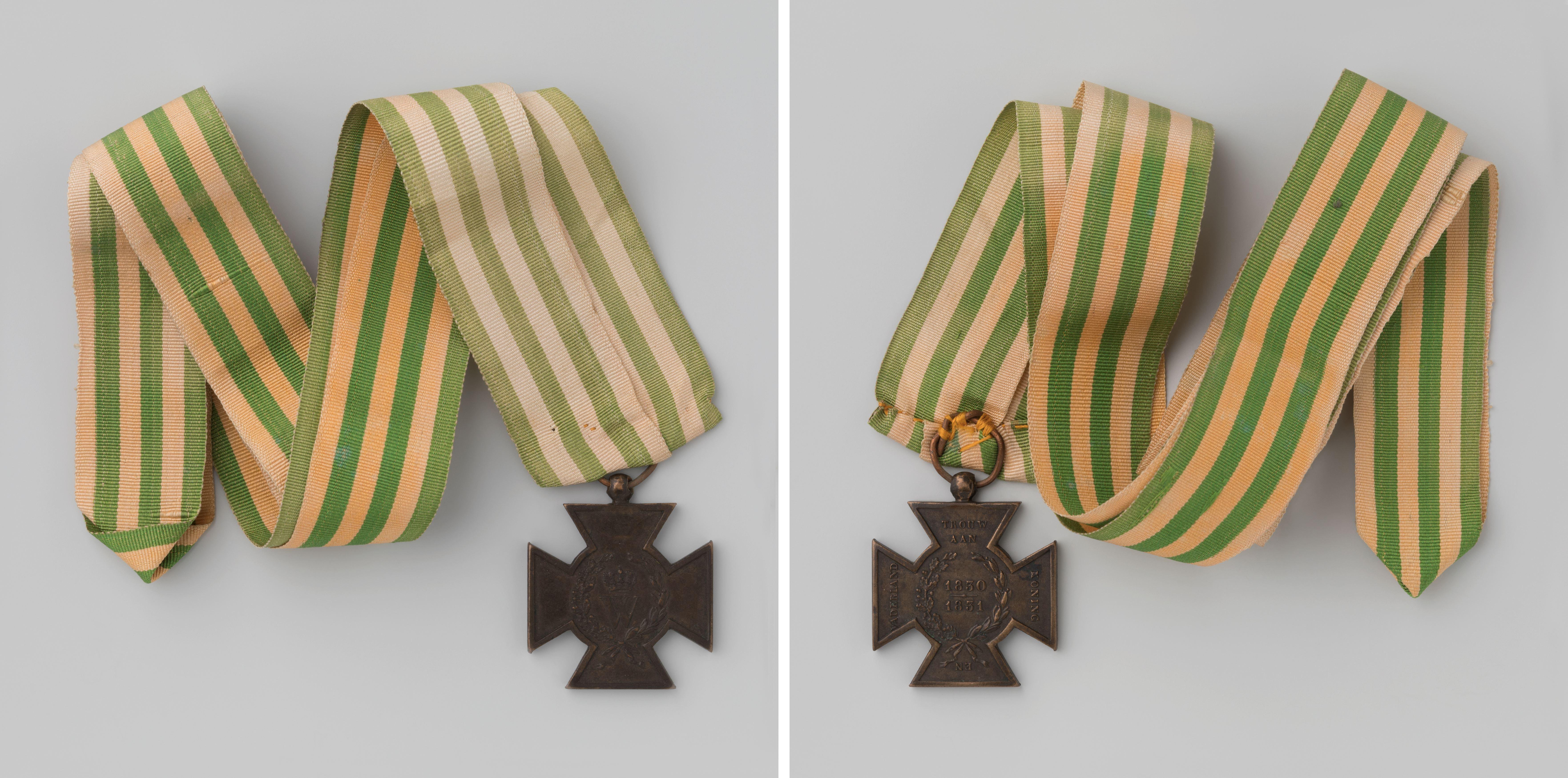Metalen kruis met lint, door de officieren der schutterij te Utrecht vereerd aan de marketentster weduwe Uitermerk, ter gelegenheid van de vijftigjarige herdenking van de Tiendaagse Veldtocht