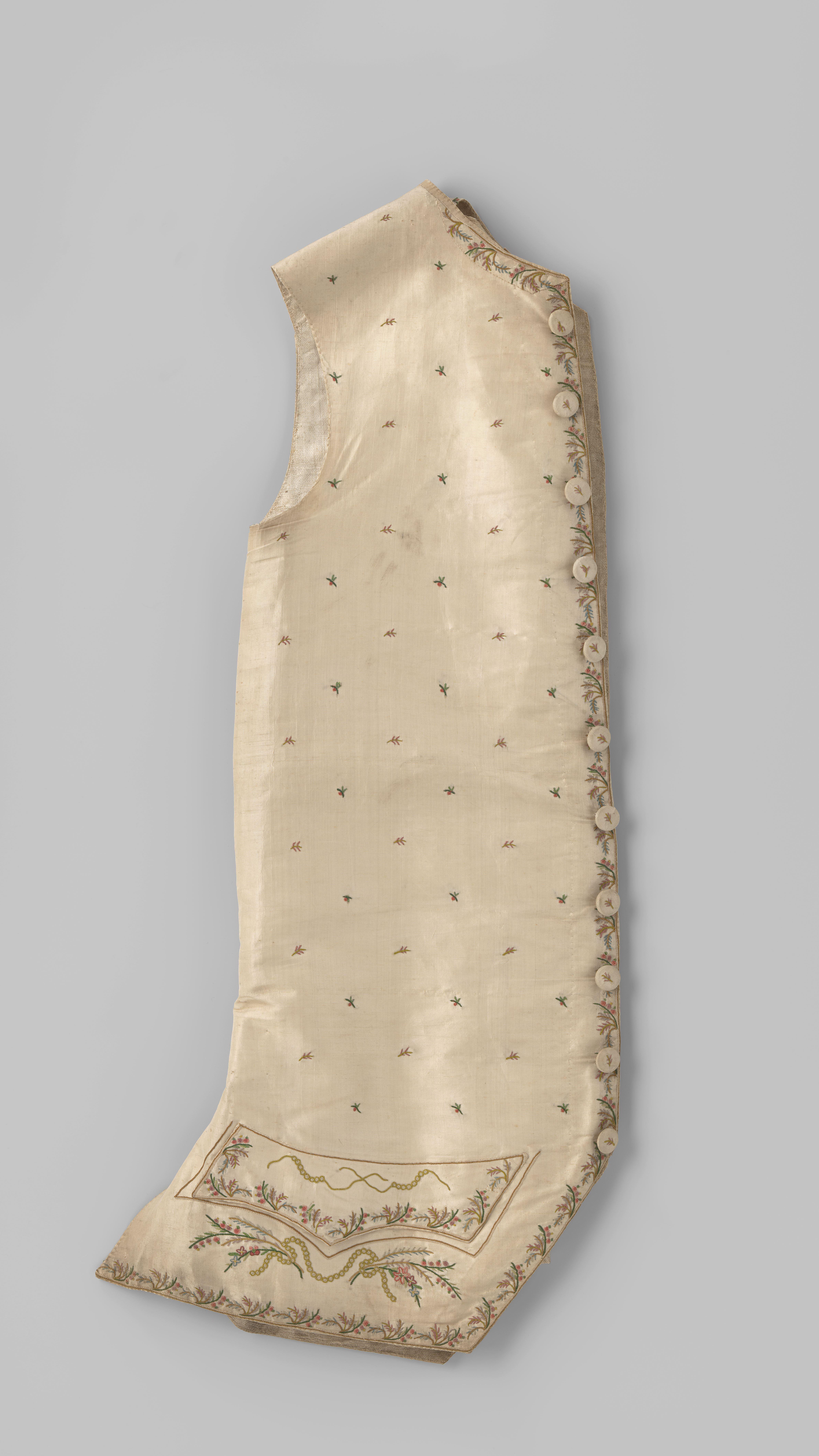 Lang mouwloos vest van crème ripszijde, geborduurd met een strooipatroon van gekleurde bloemen en takjes en een smal randmotief van bloem- en bladranken in pasteltinten.