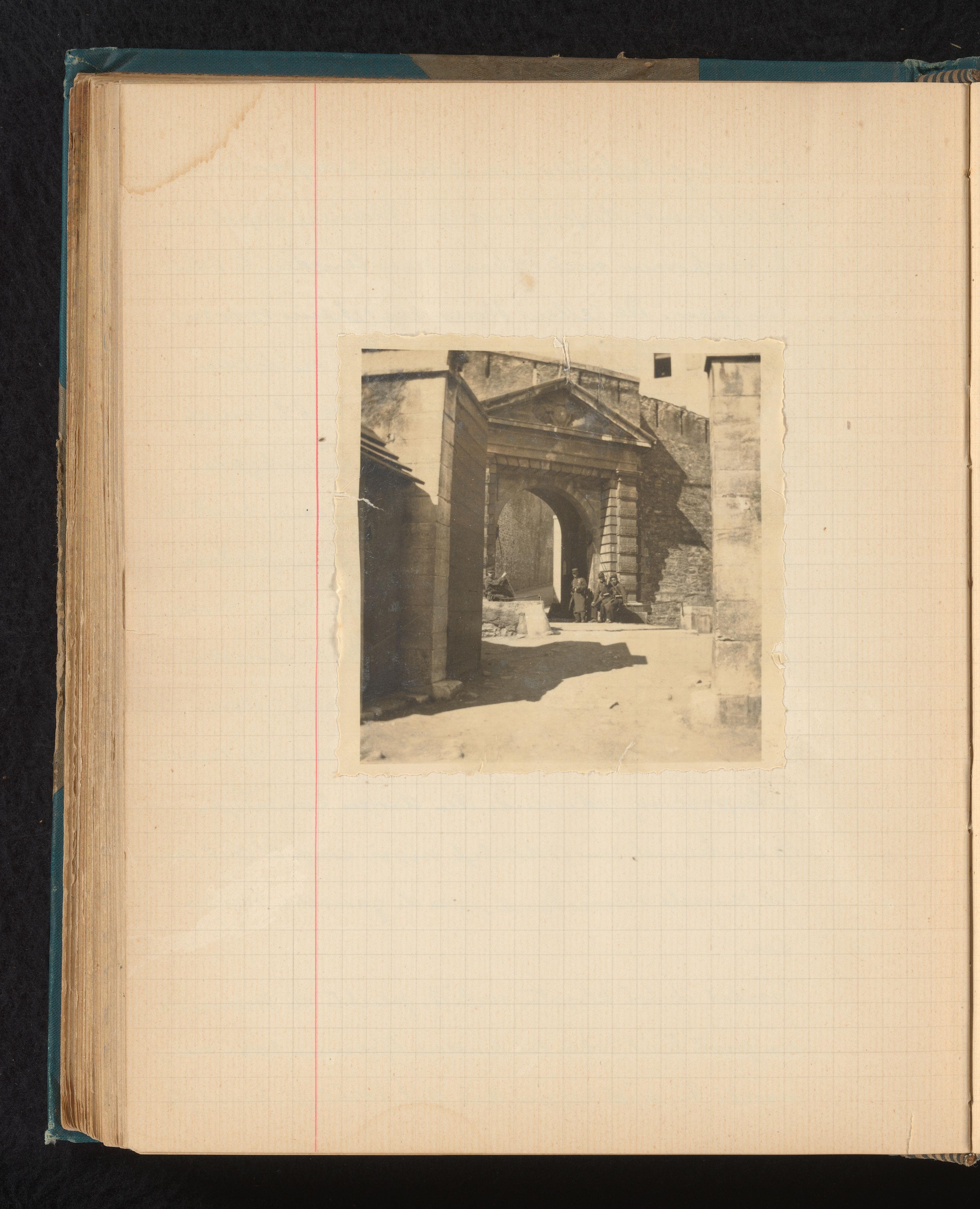 Oude poort met wachters eronder, mogelijk in Bastia, Corsica