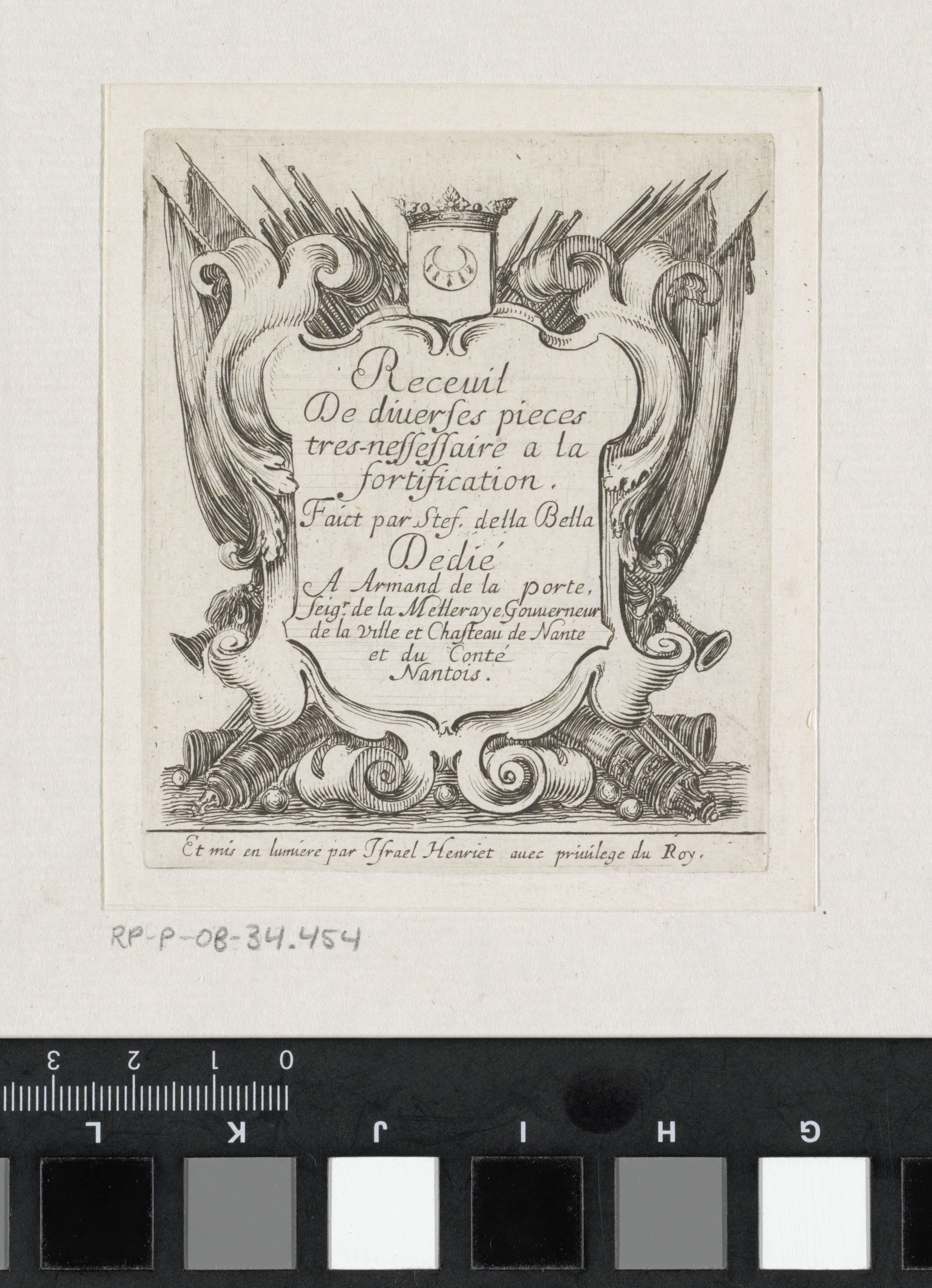 Titelprent met cartouche met tekst, vaandels, trompetten en kanonnen