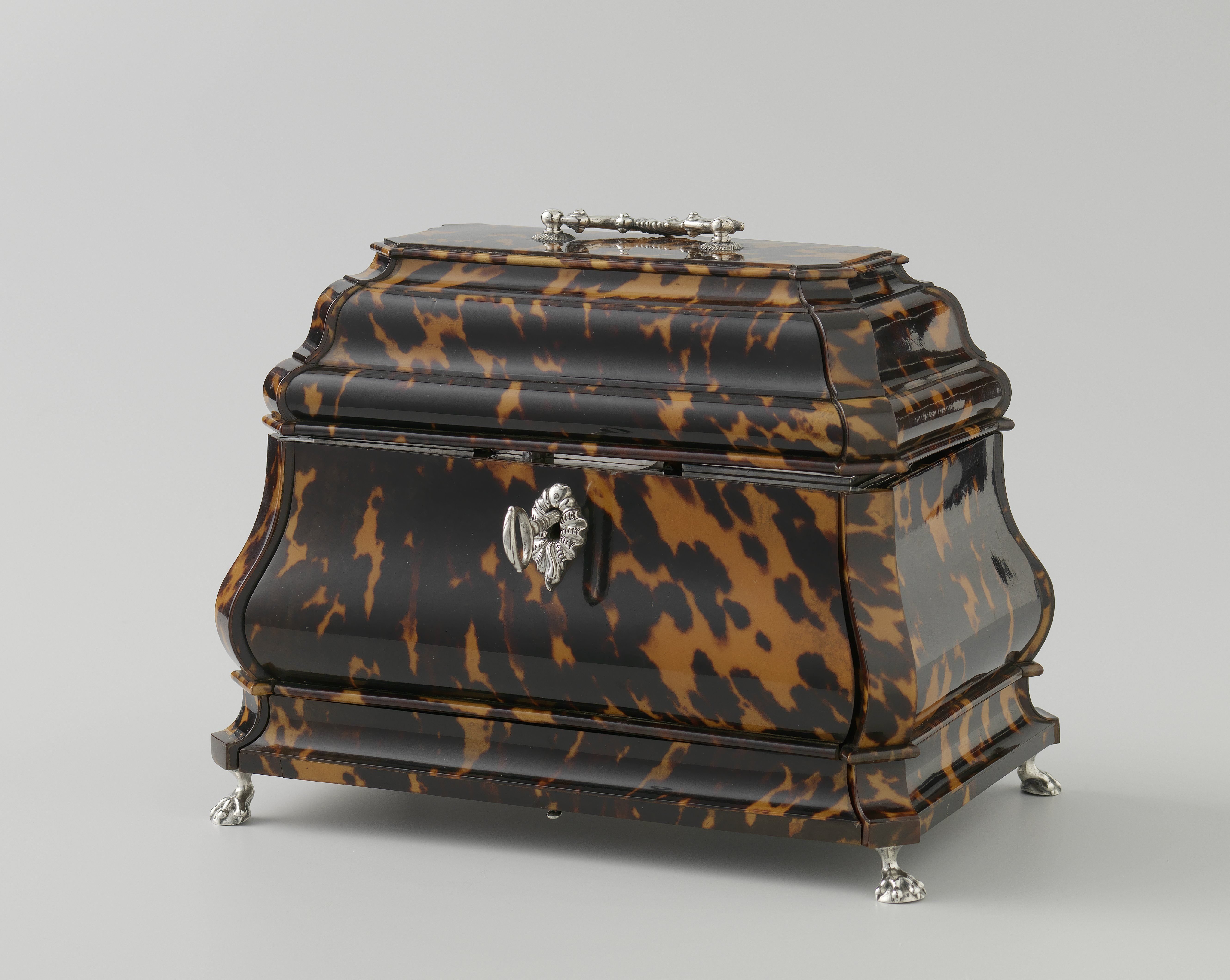 Theekist van schildpad met drie zilveren rechthoekige bussen