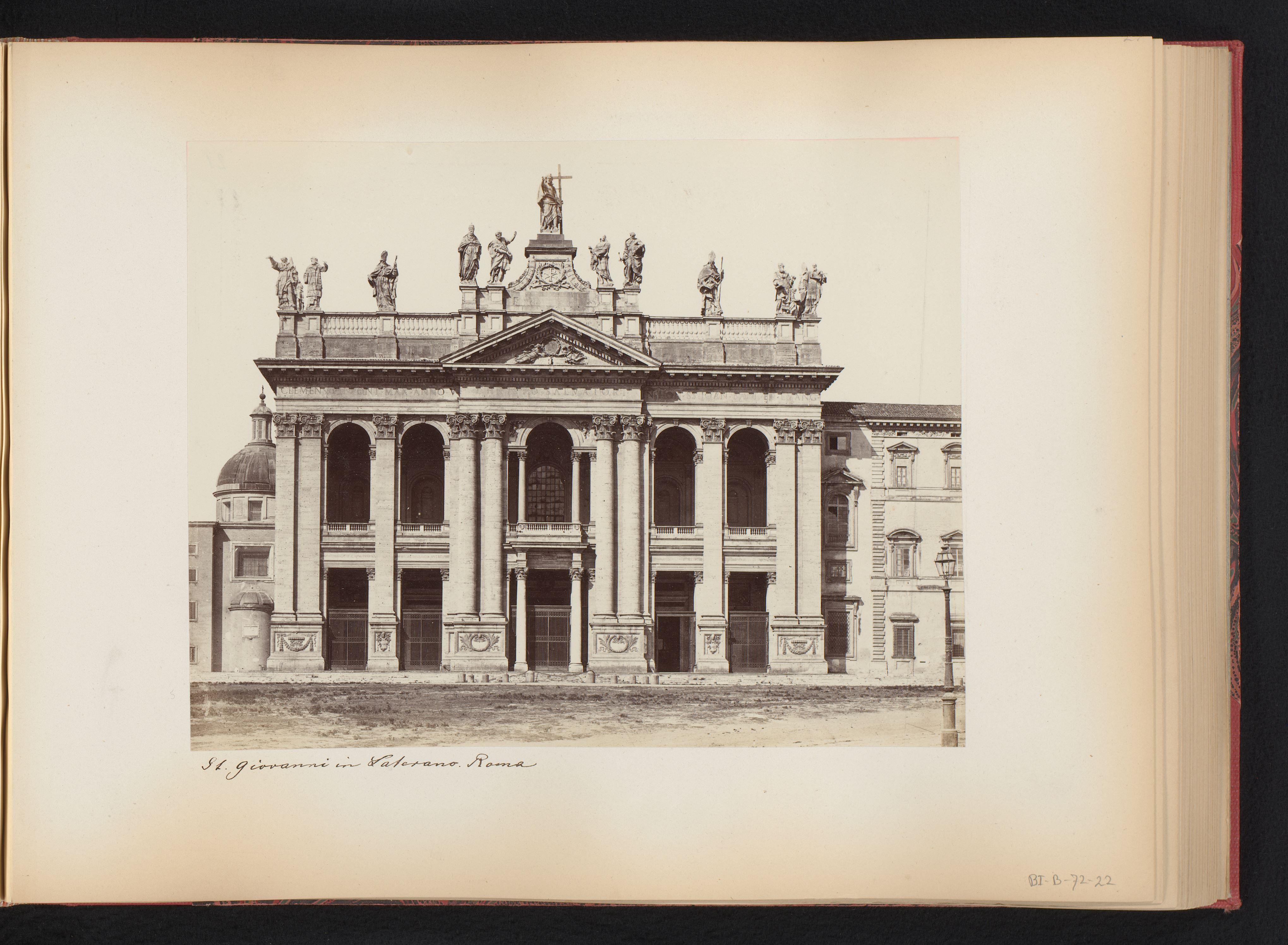 Voorgevel van de Sint-Jan van Lateranen te Rome, Italië