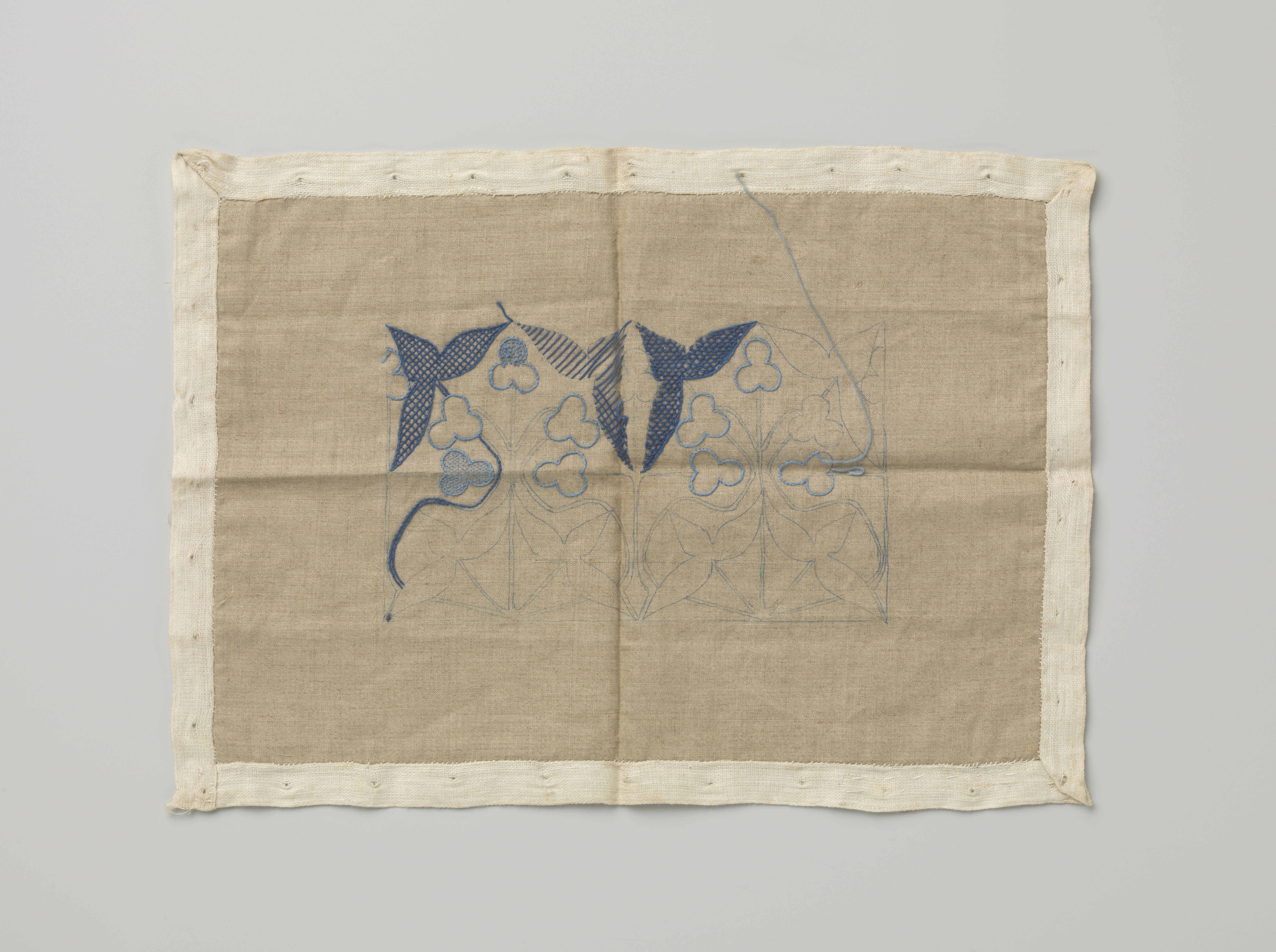 Handwerk met geborduurd blauw pijlkruid