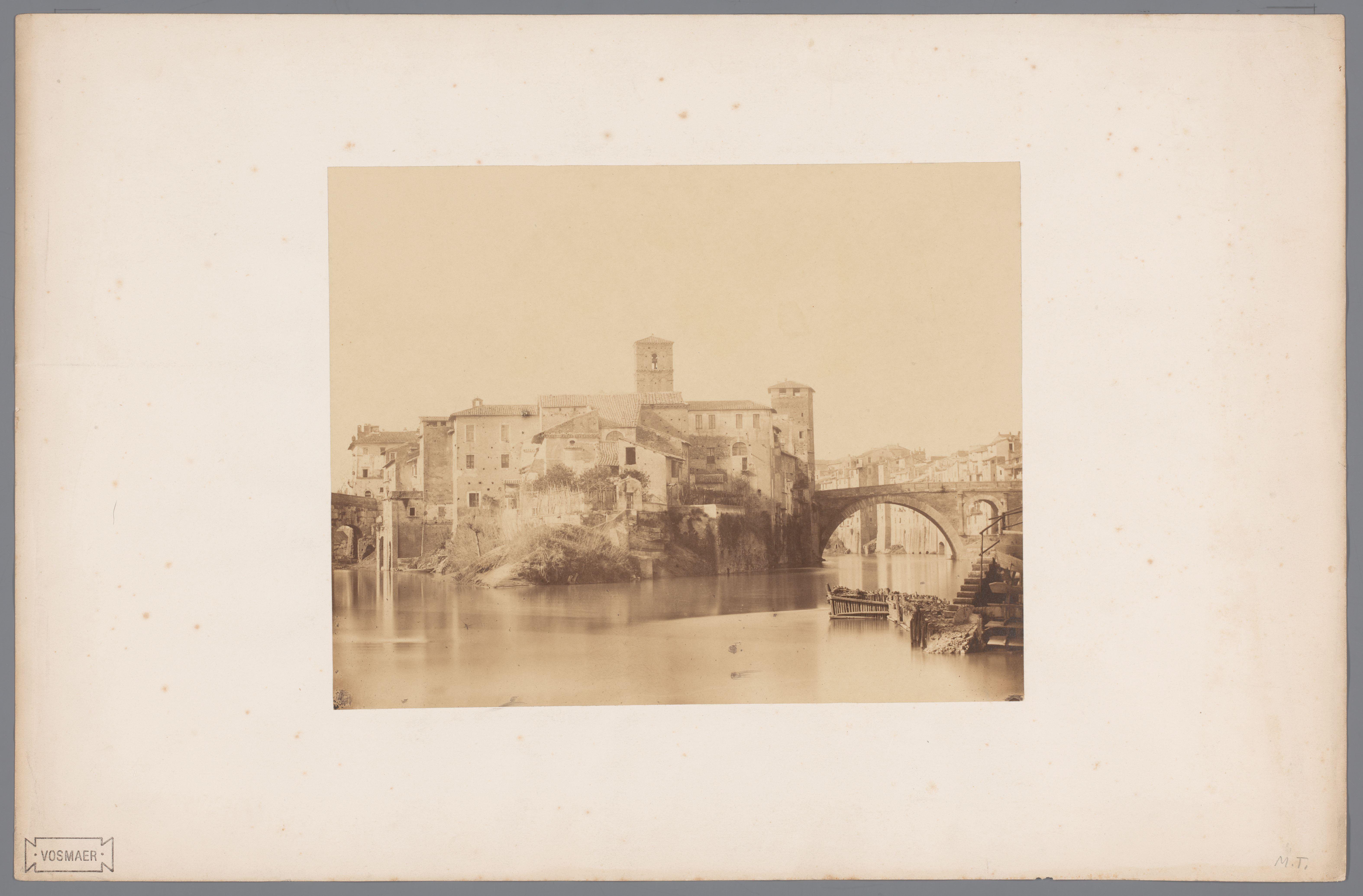 Gezicht op een stad aan een rivier te Italië