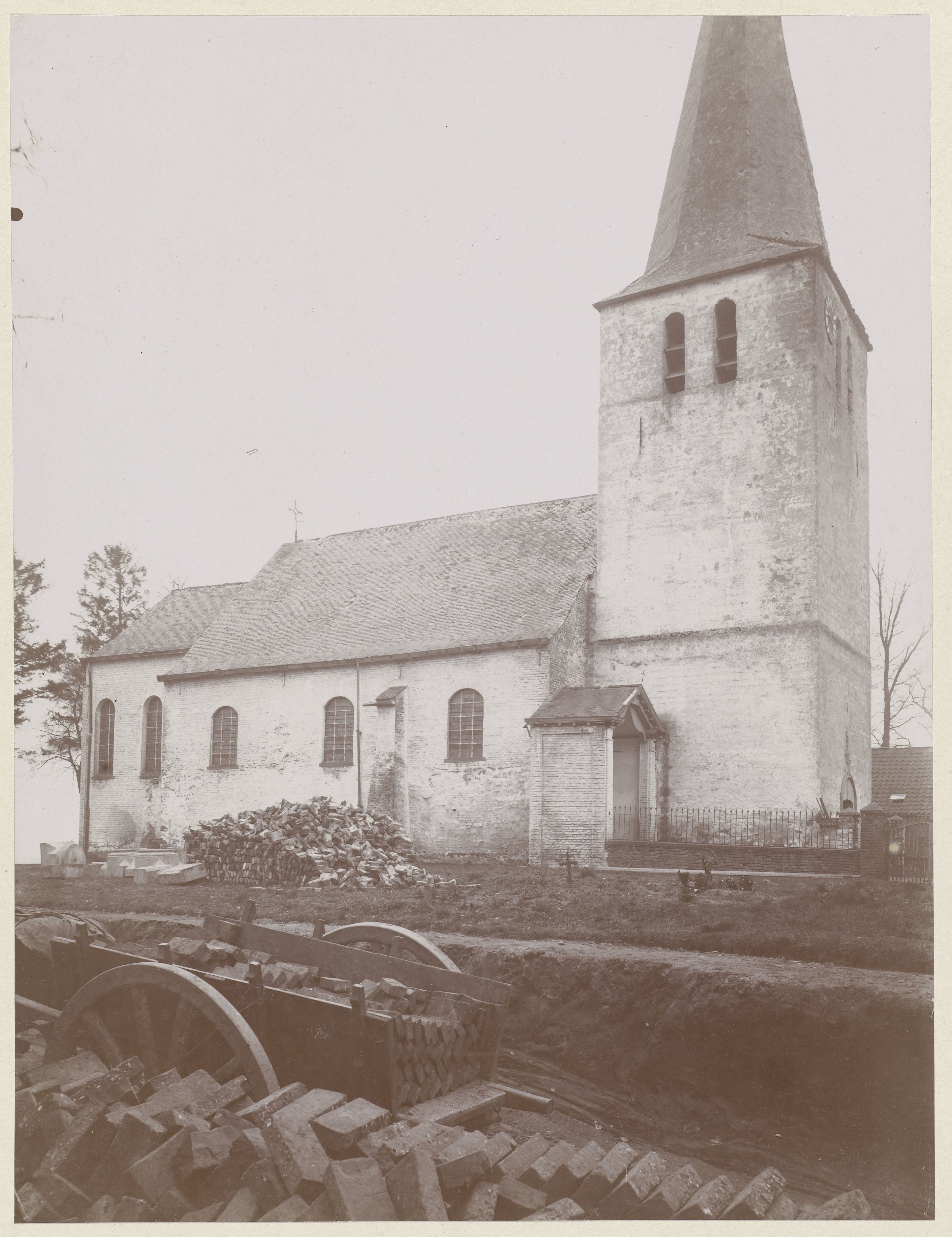 Gezicht op de voormalige parochiekerk te Kessenich, met op de voorgrond een kar en klinkers