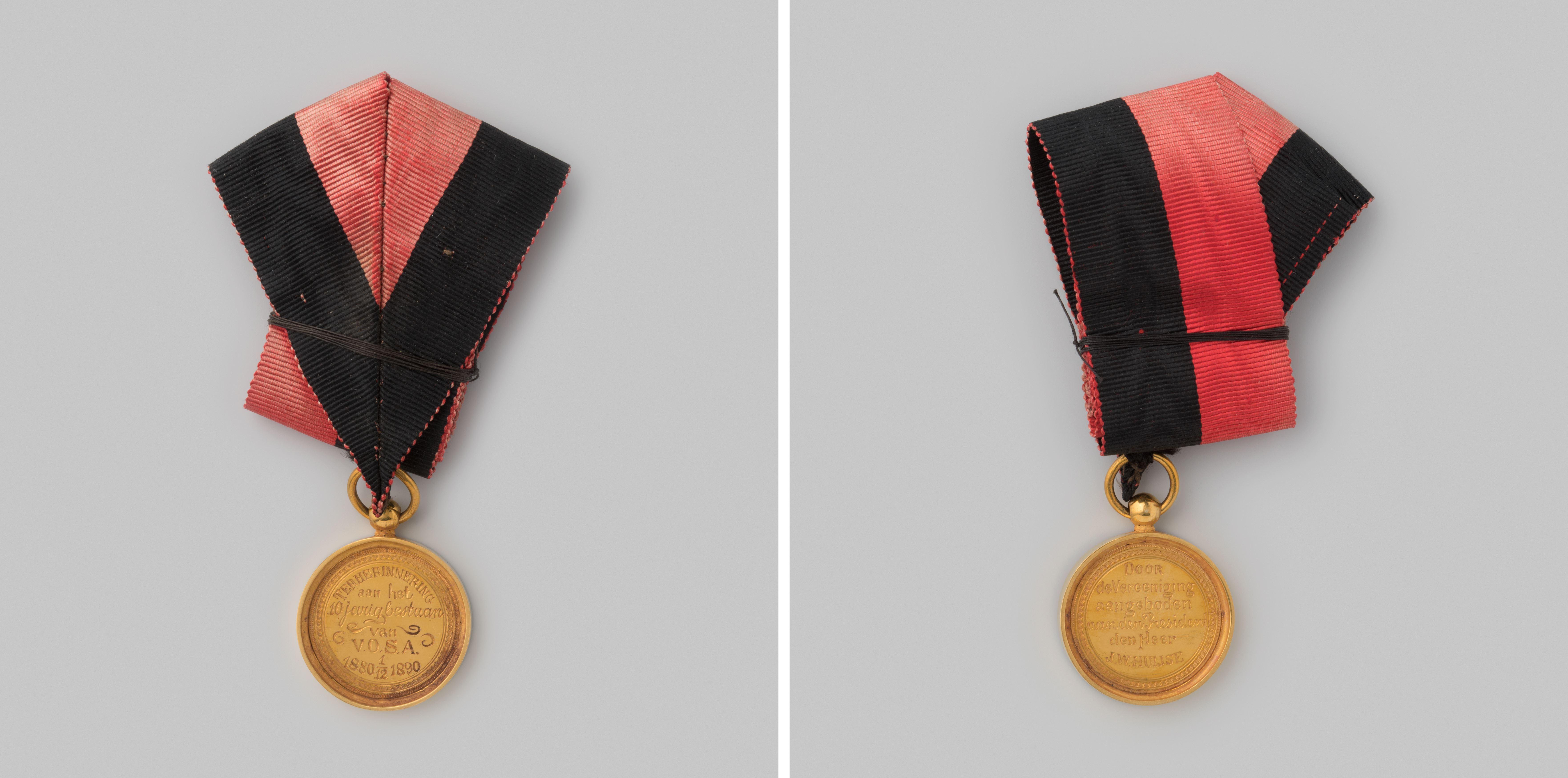 Herinneringspenning van de Vereeniging van de onderofficieren van de Schutterij te Amsterdam tot oefening in de wapenhandel (V.O.S.A.) ter ere van het tienjarig bestaan, 1880-1890