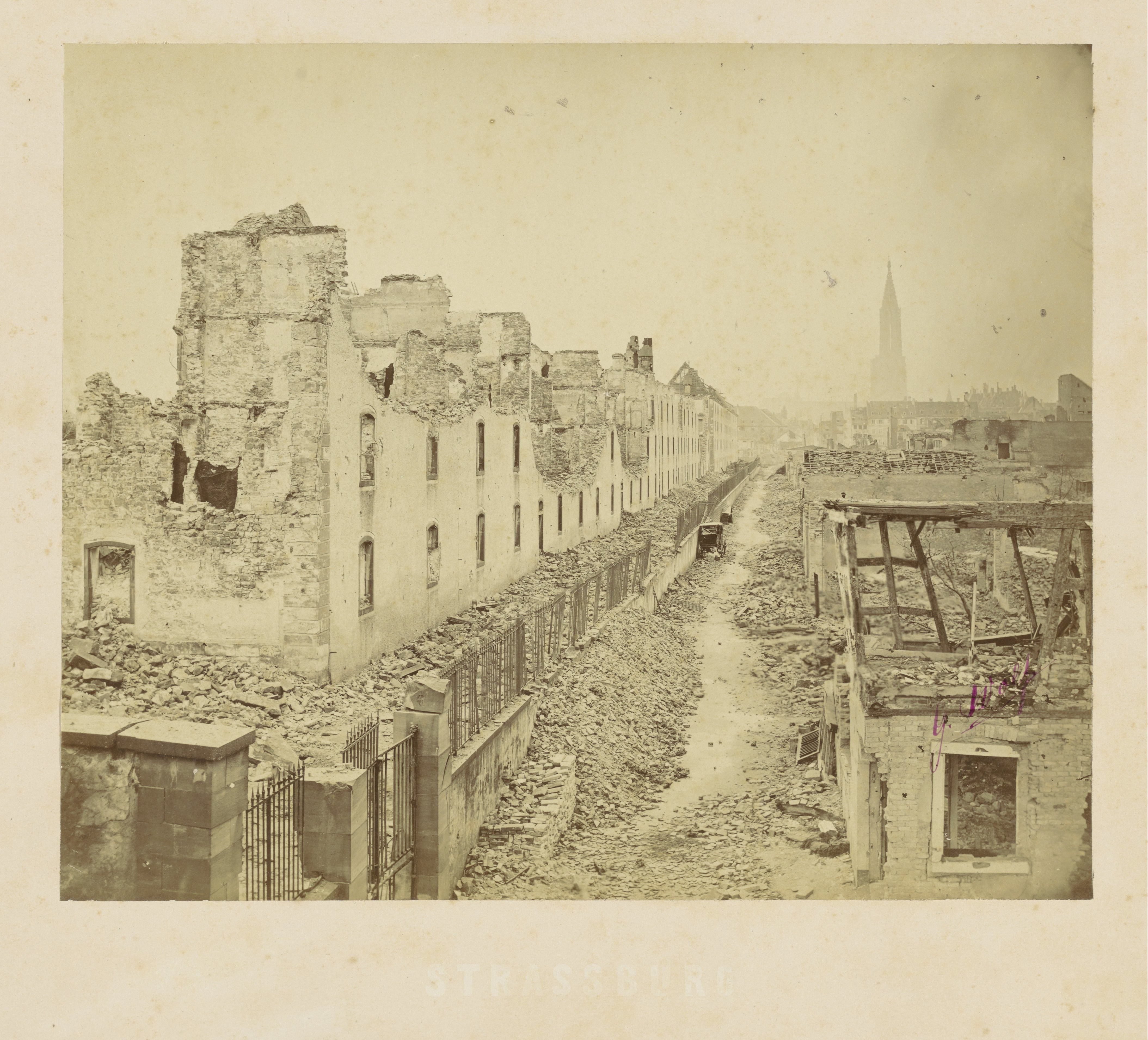 Straatgezicht in Straatsburg met ruïnes