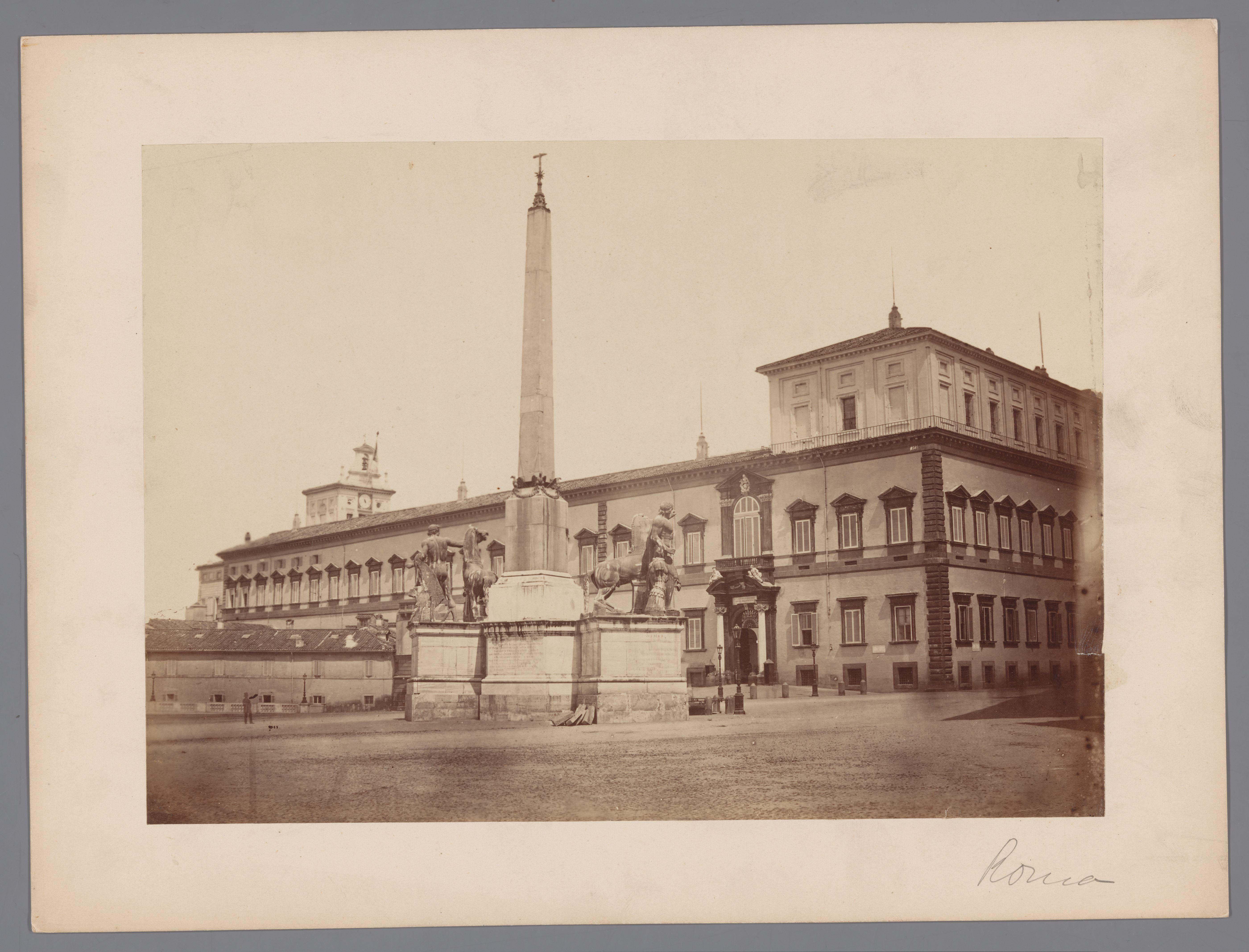 Gezicht op de Quirinale Obelisk op het Piazza del Quirinale te Rome