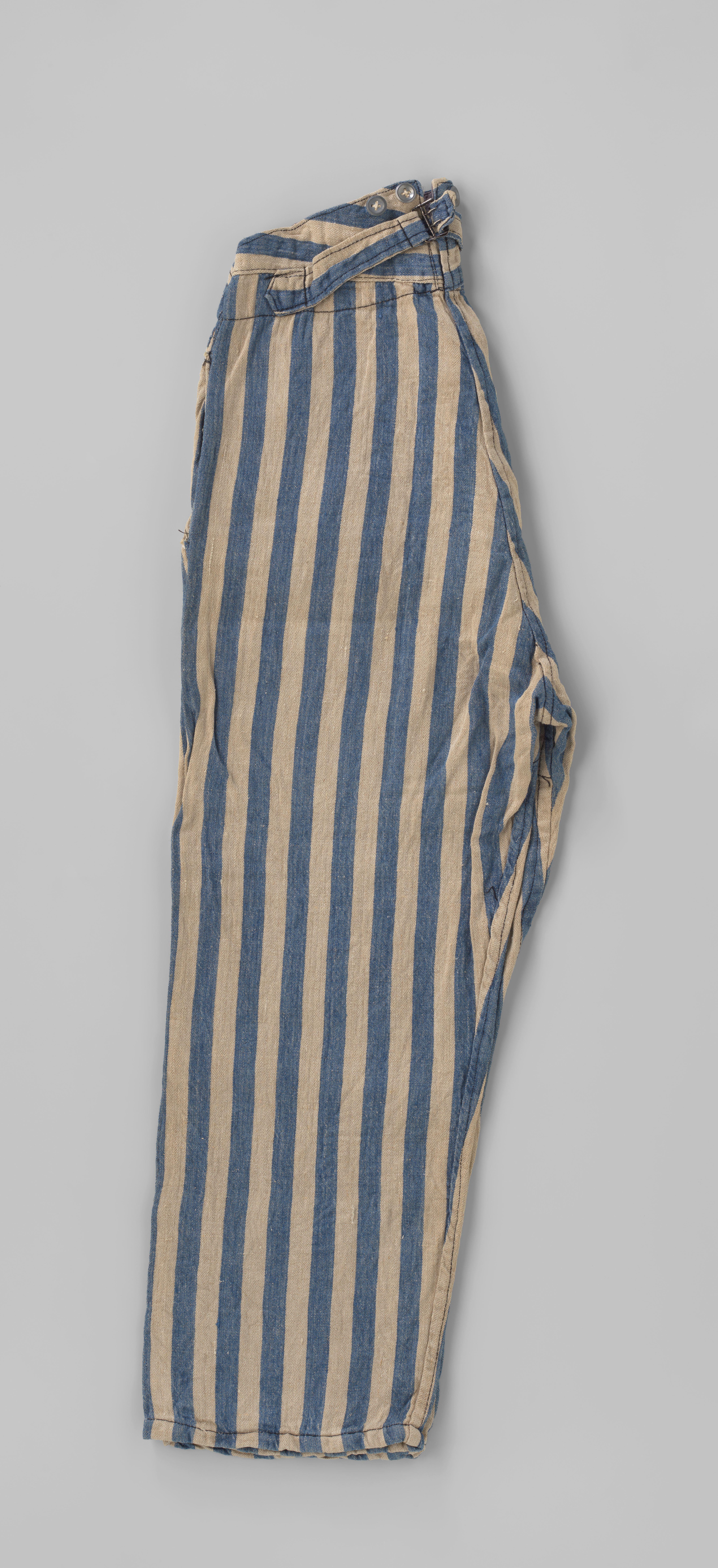 Broek van blauw/wit gestreepte keperkatoen, gedragen in concentratiekamp Dachau tijdens W.O. II