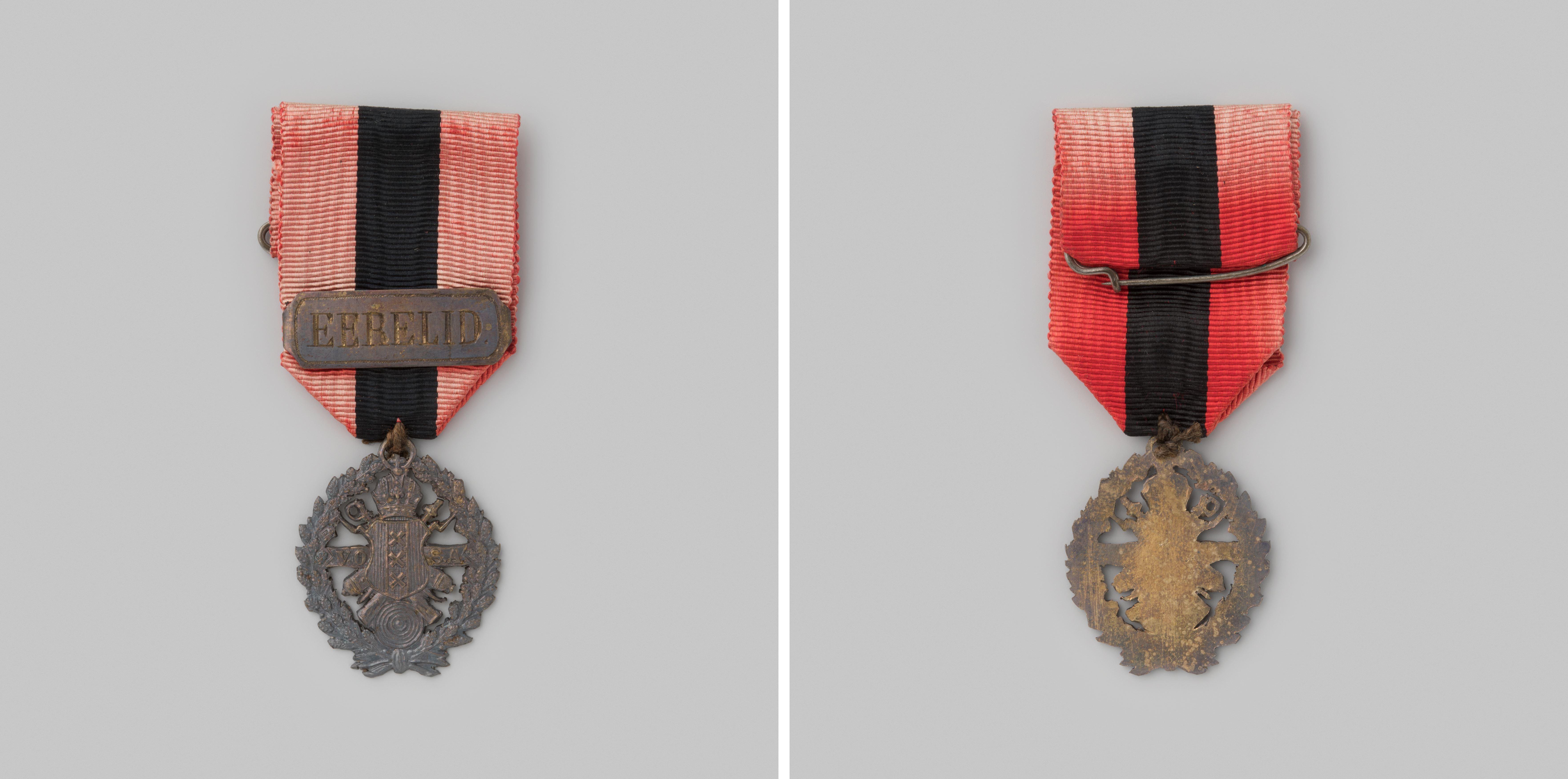 Draagteken van de Vereeniging van de onderofficieren van de Schutterij te Amsterdam tot oefening in de wapenhandel (V.O.S.A.)