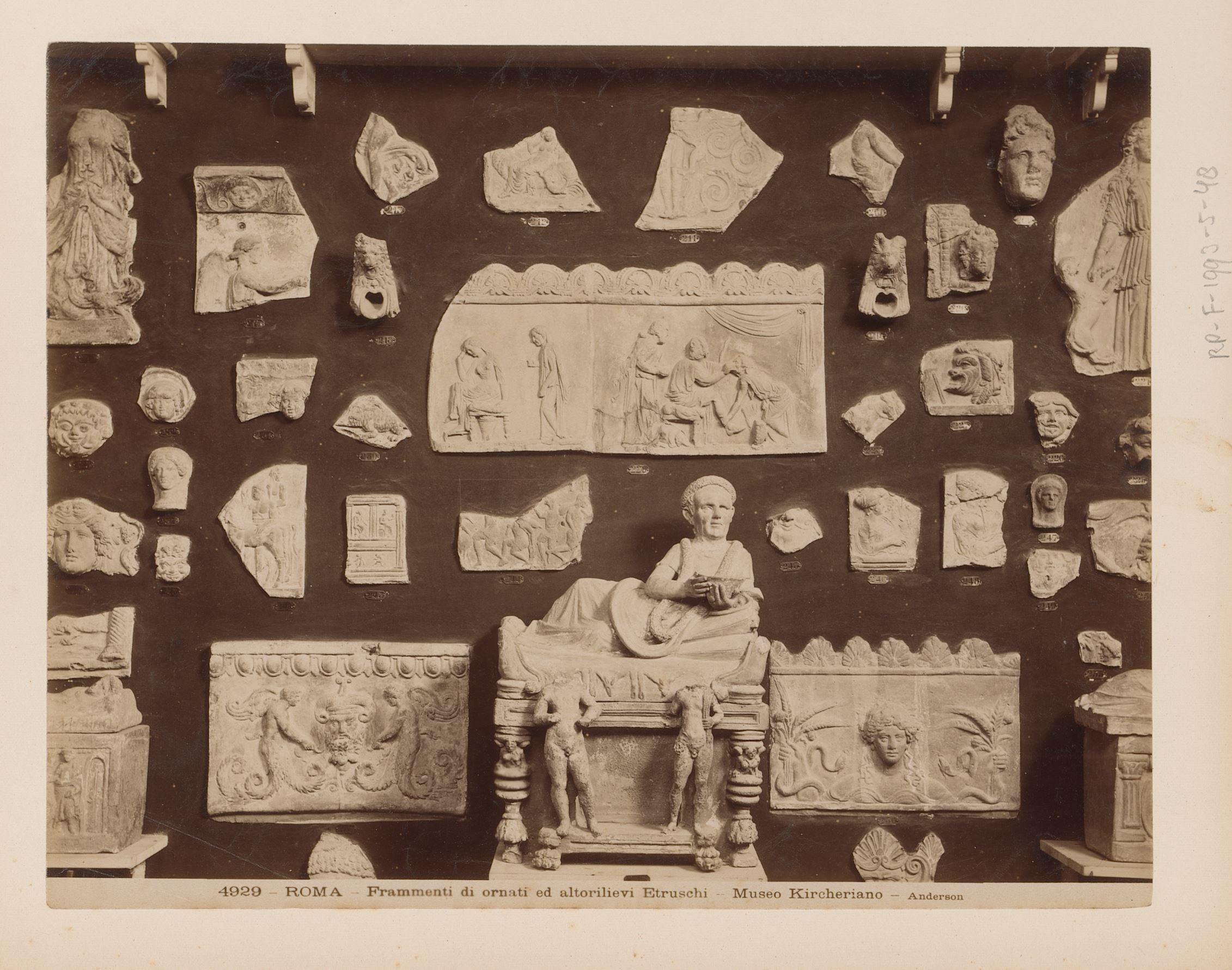 Fragmenten van Etruskische ornamenten en reliëfs in het Museo Kircheriano te Rome, Italië