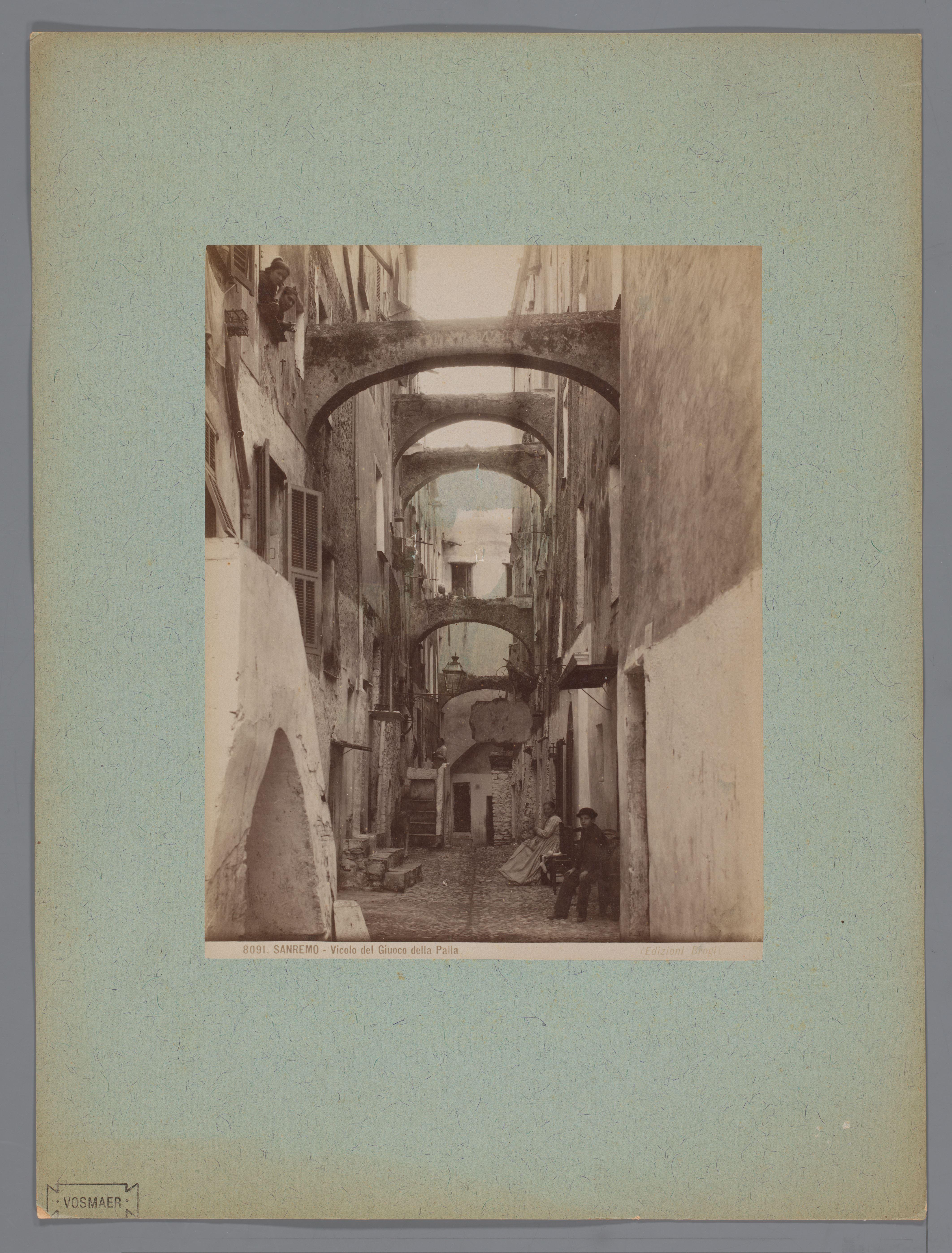 Straatgezicht met enkele mensen in San Remo, Italië