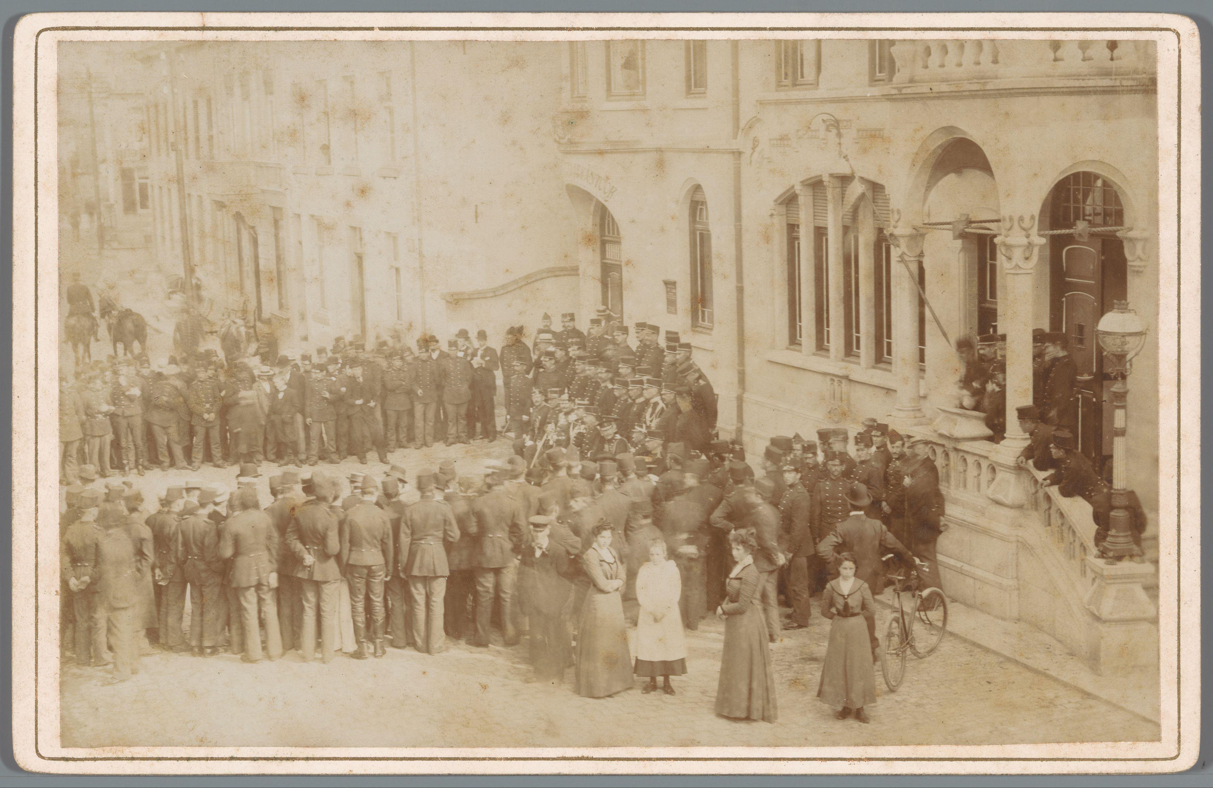 Militairen voor het stadhuis van Valkenburg