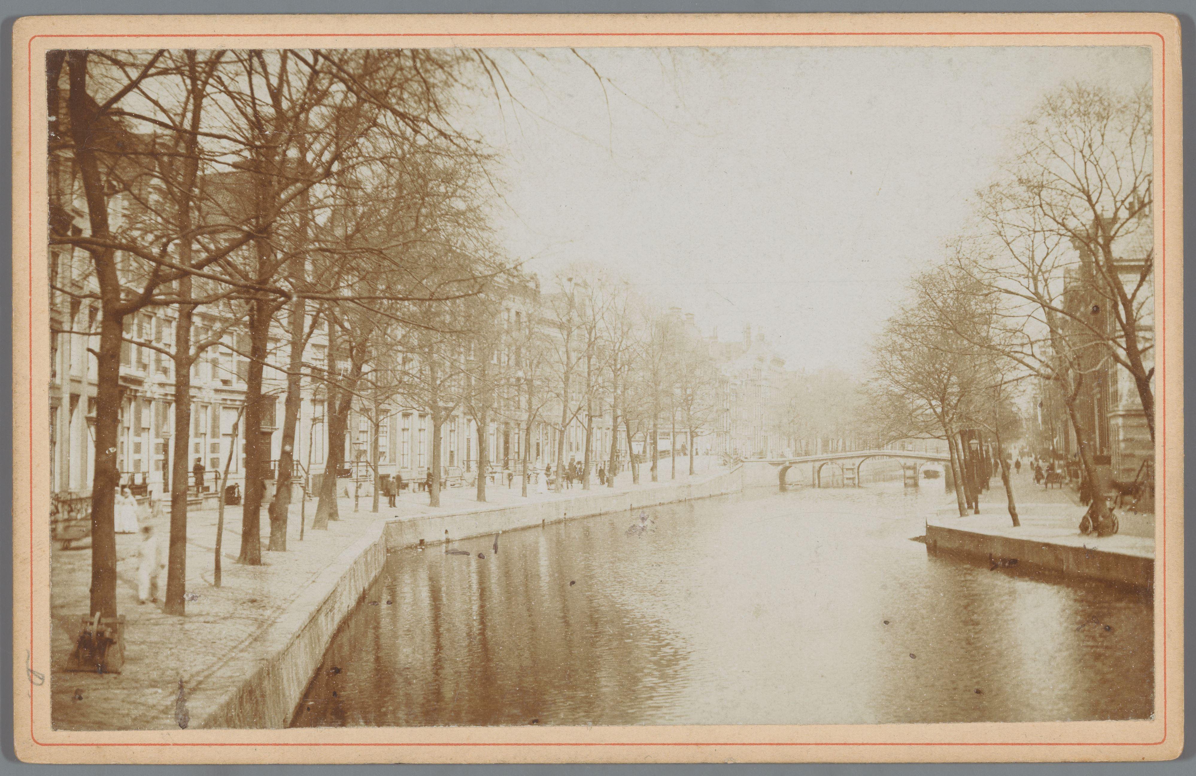 Gezicht op de Herengracht in Amsterdam vanaf de Raadhuisstraat