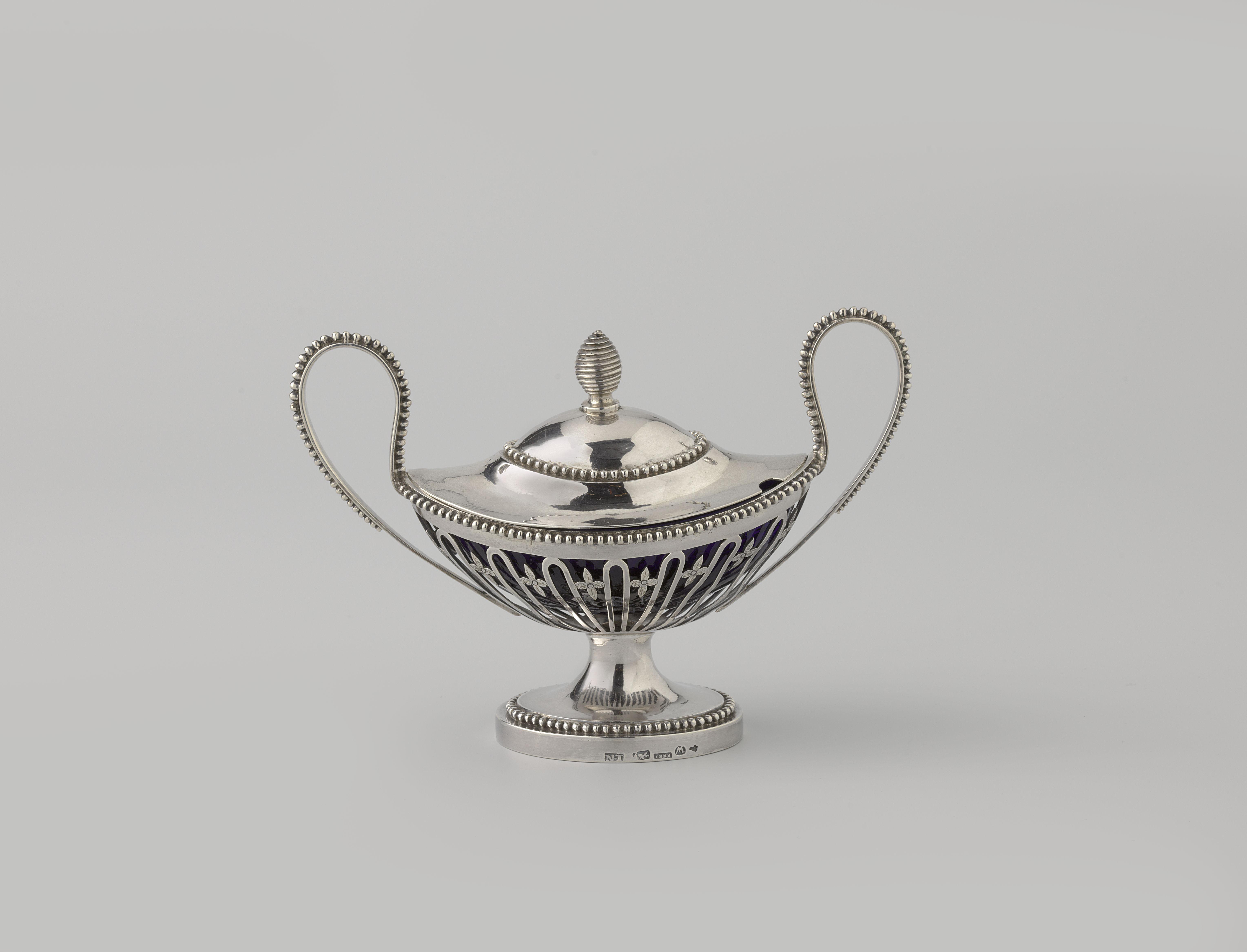 Mosterdpot, spitsovaal, met opengewerkte wand met parellijsten