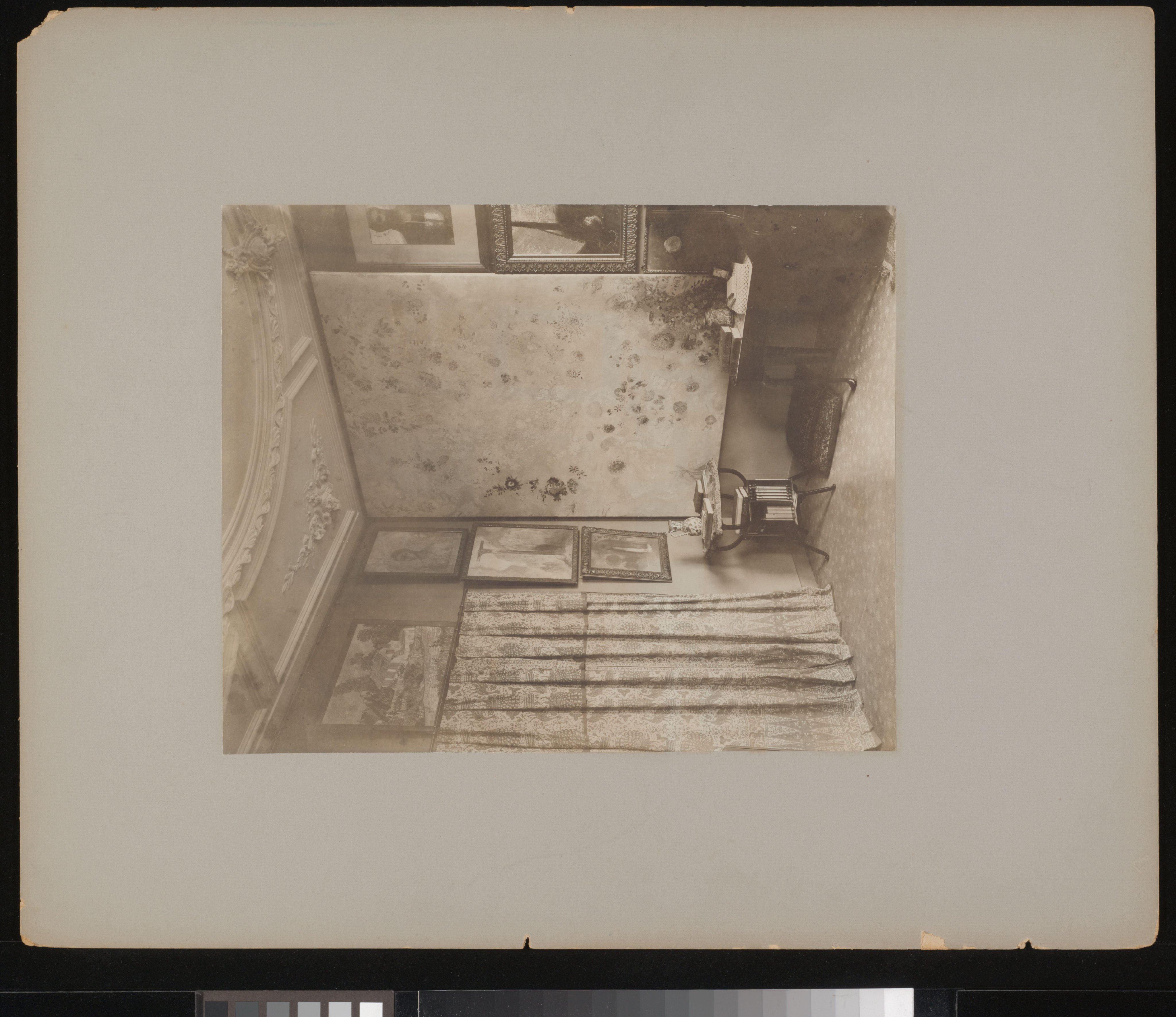 Interieur van Stadhouderskade 56, het woonhuis van Andries Bonger in Amsterdam, met schilderijen van Odilon Redon aan de muur