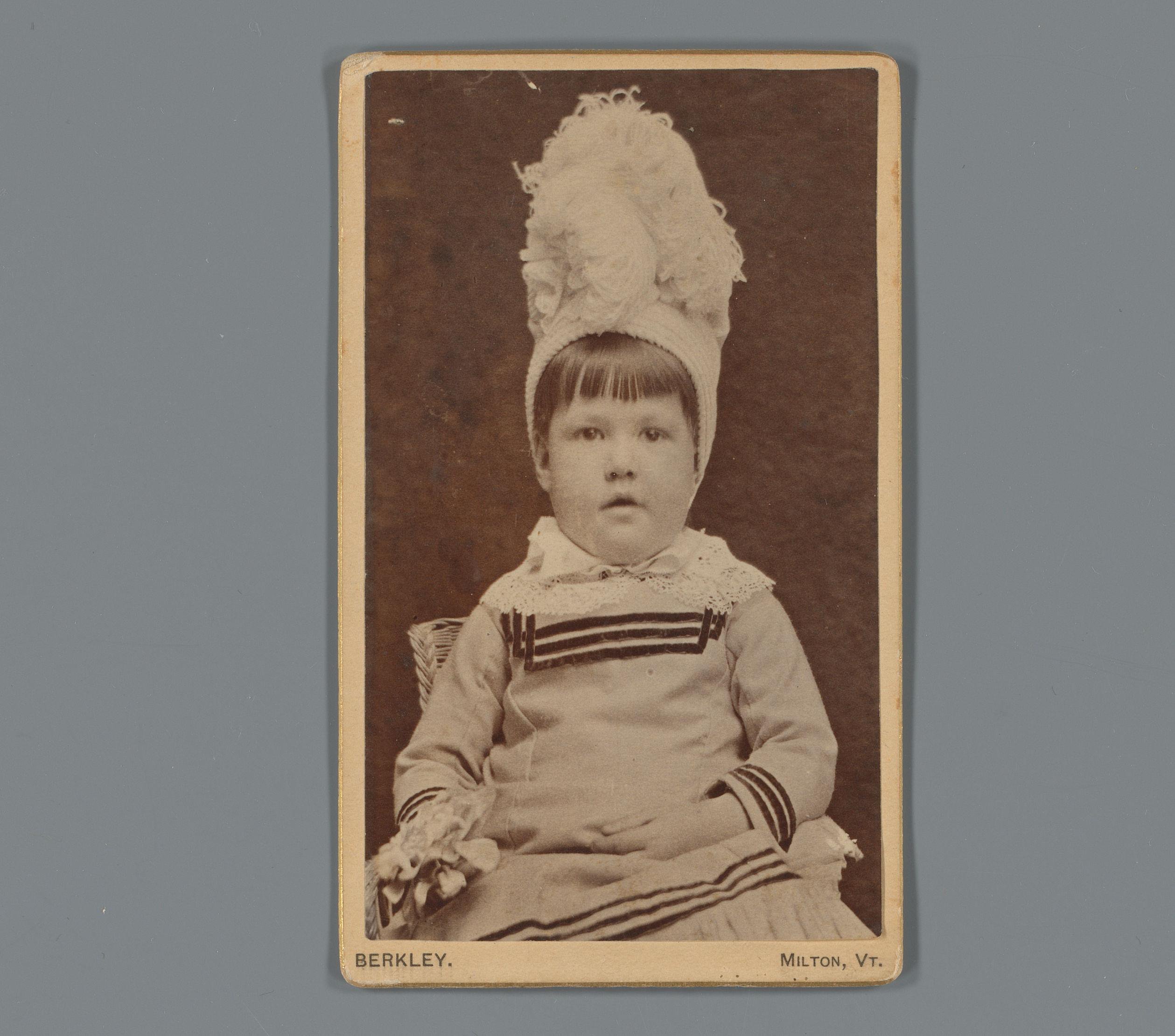 Portret van een kind met muts als reclame voor Mrs. Berkley's hoedenzaak in Milton, Vermont