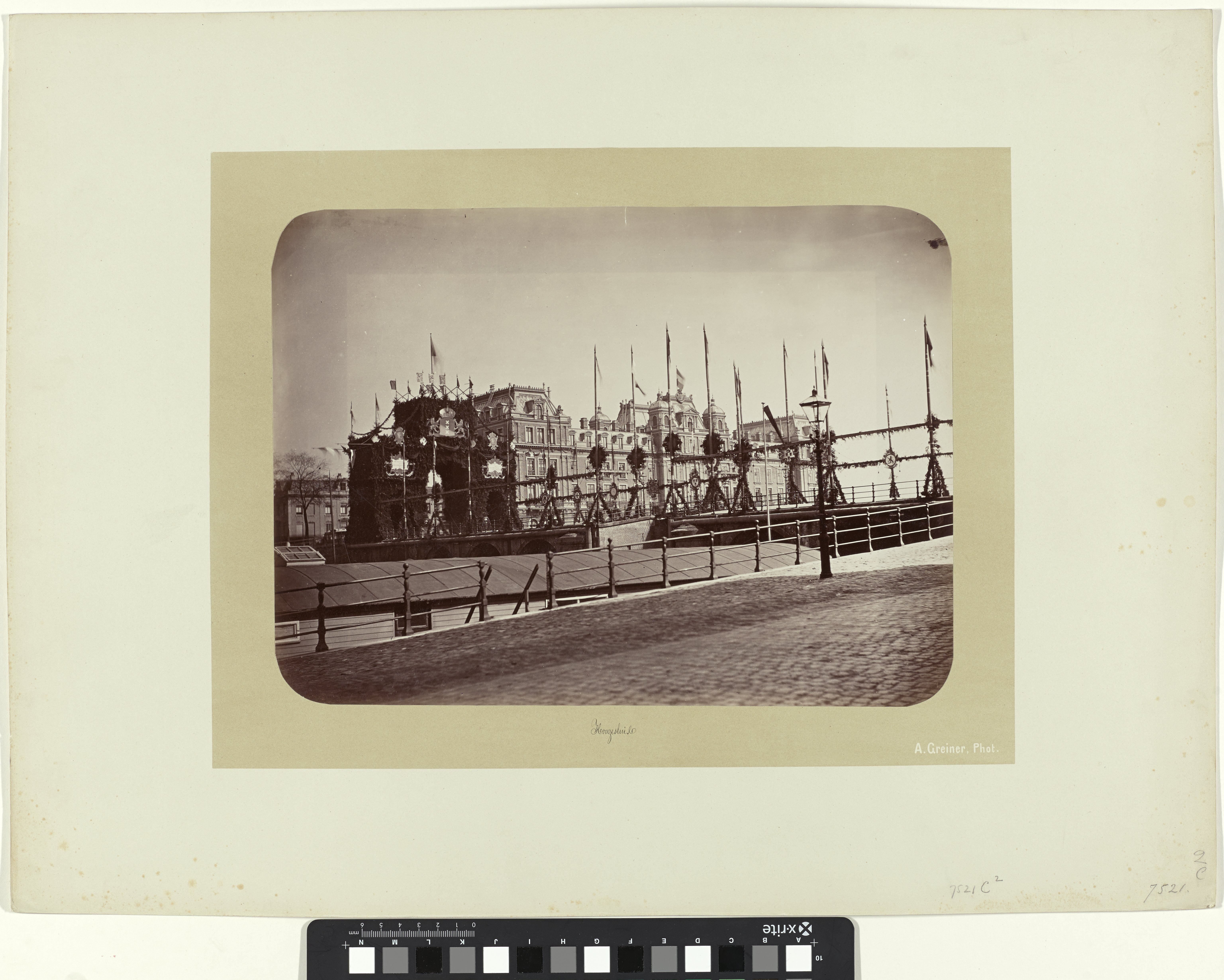 Decoratie bij de Hogesluis met het Amstel Hotel op de achtergrond, 1879