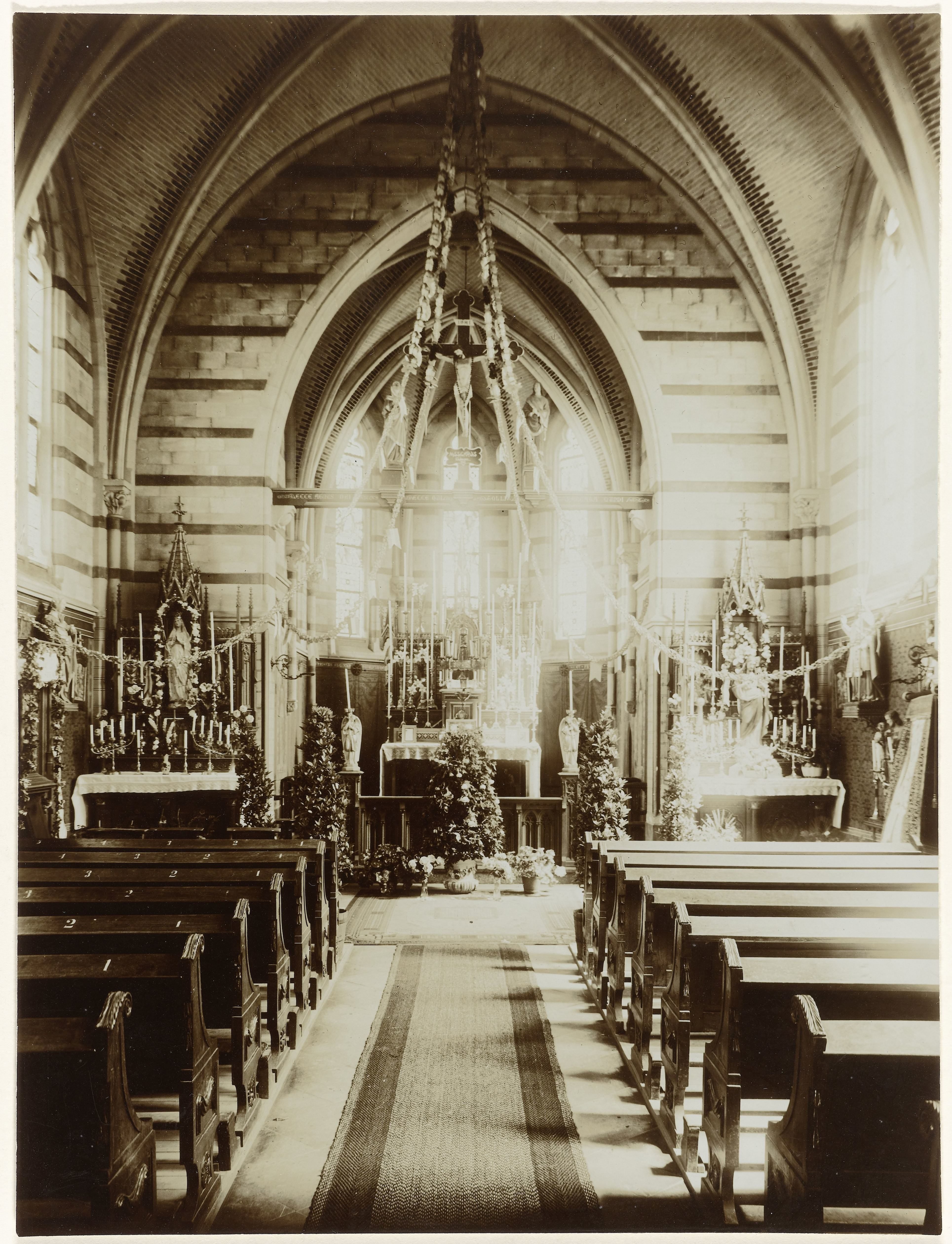 Interieur van een katholieke kerk, zicht op het koor
