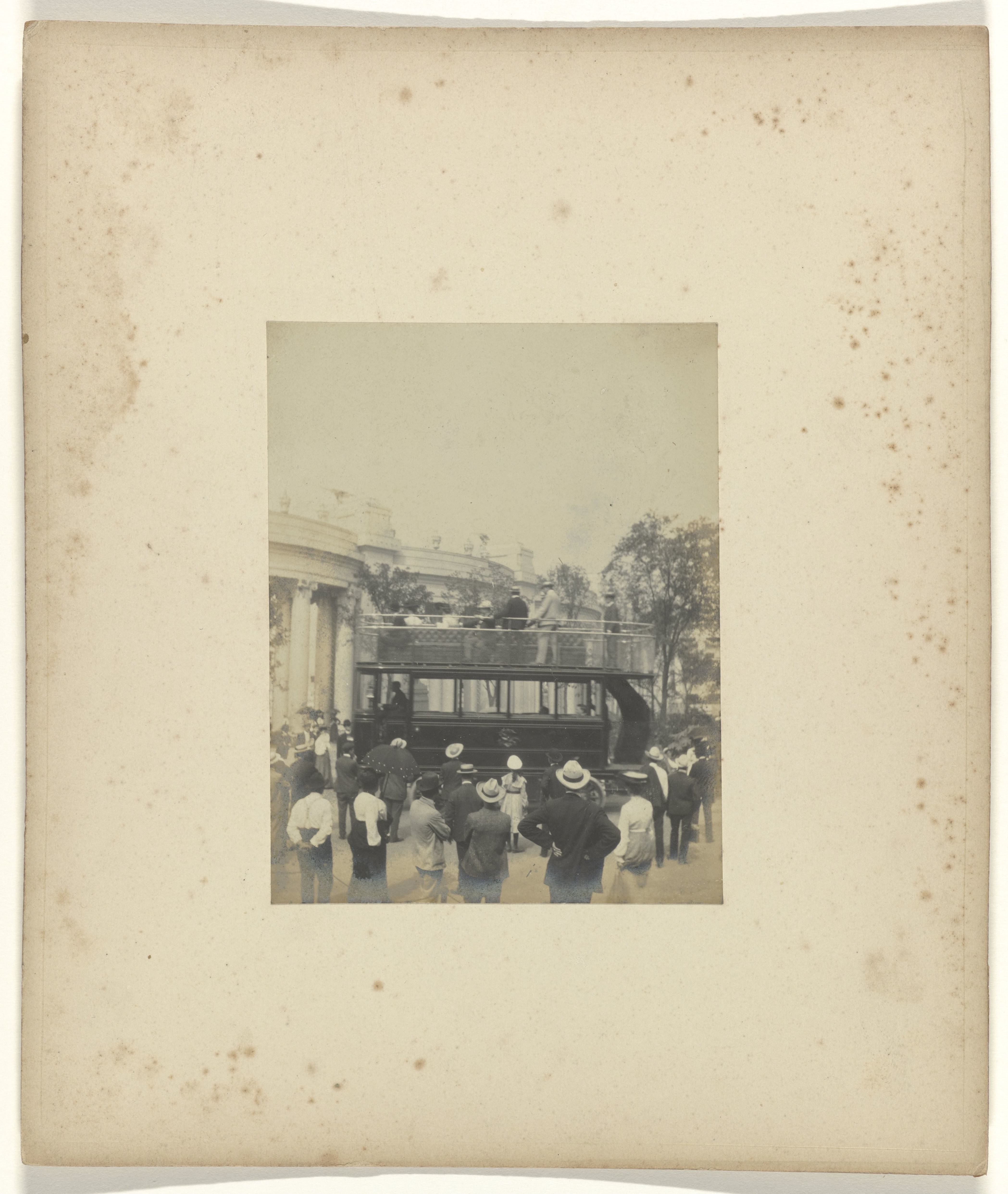 Parade van auto’s (autobussen) op de wereldtentoonstelling in St. Louis (Louisiana Purchase Exposition), 1904
