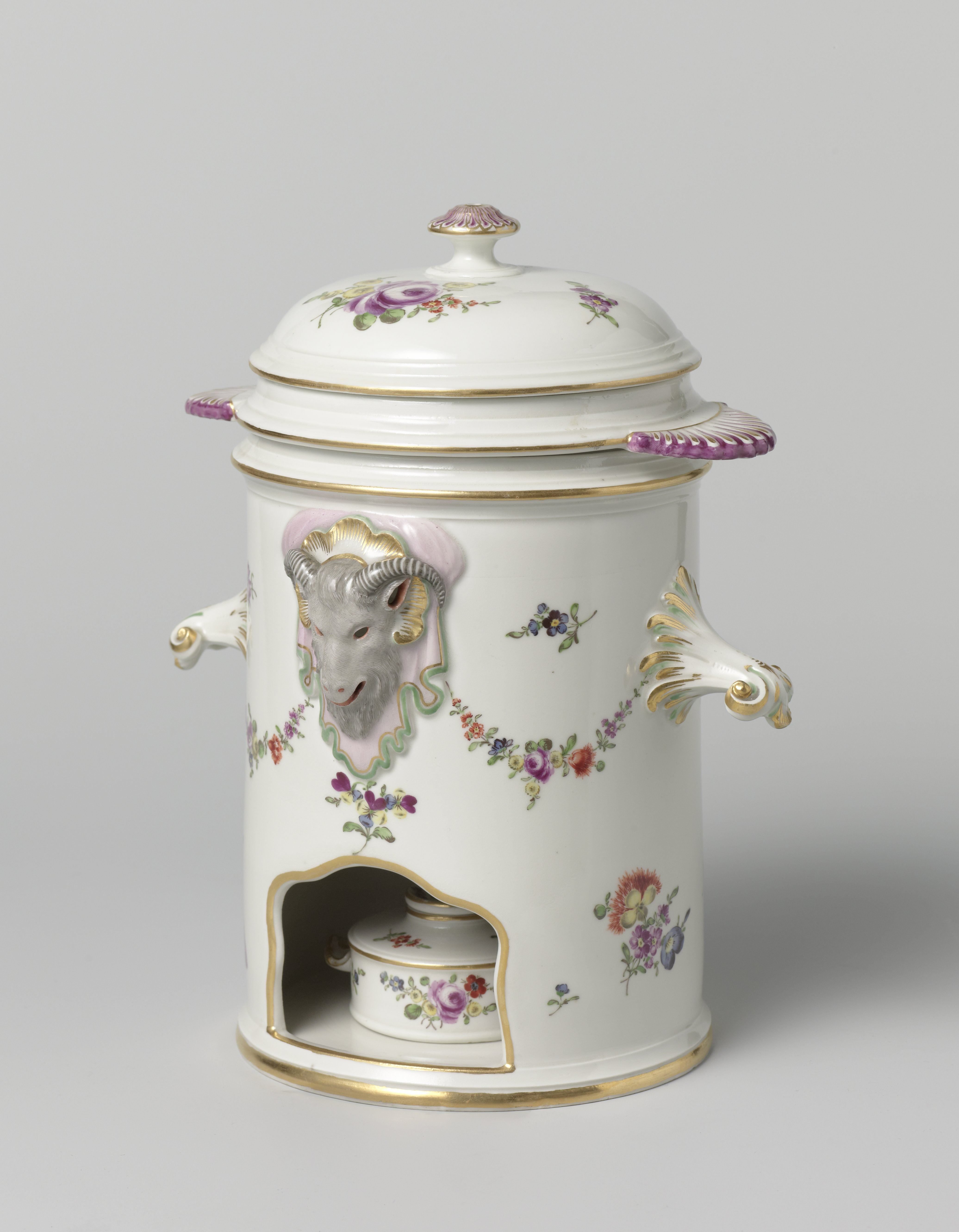 Heating stand with small tureen