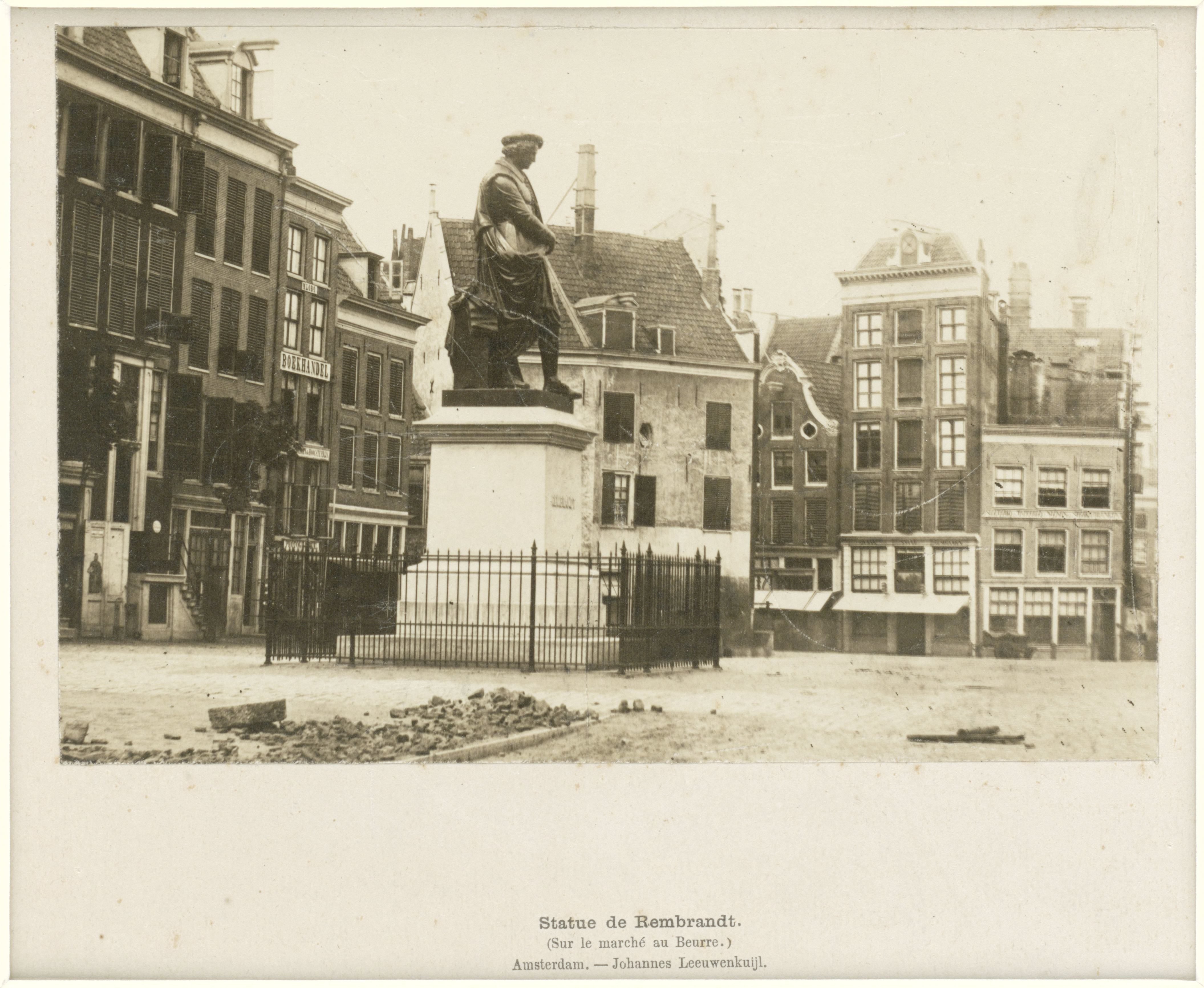 Standbeeld van Rembrandt op de Botermarkt (het huidige Rembrandtplein) te Amsterdam